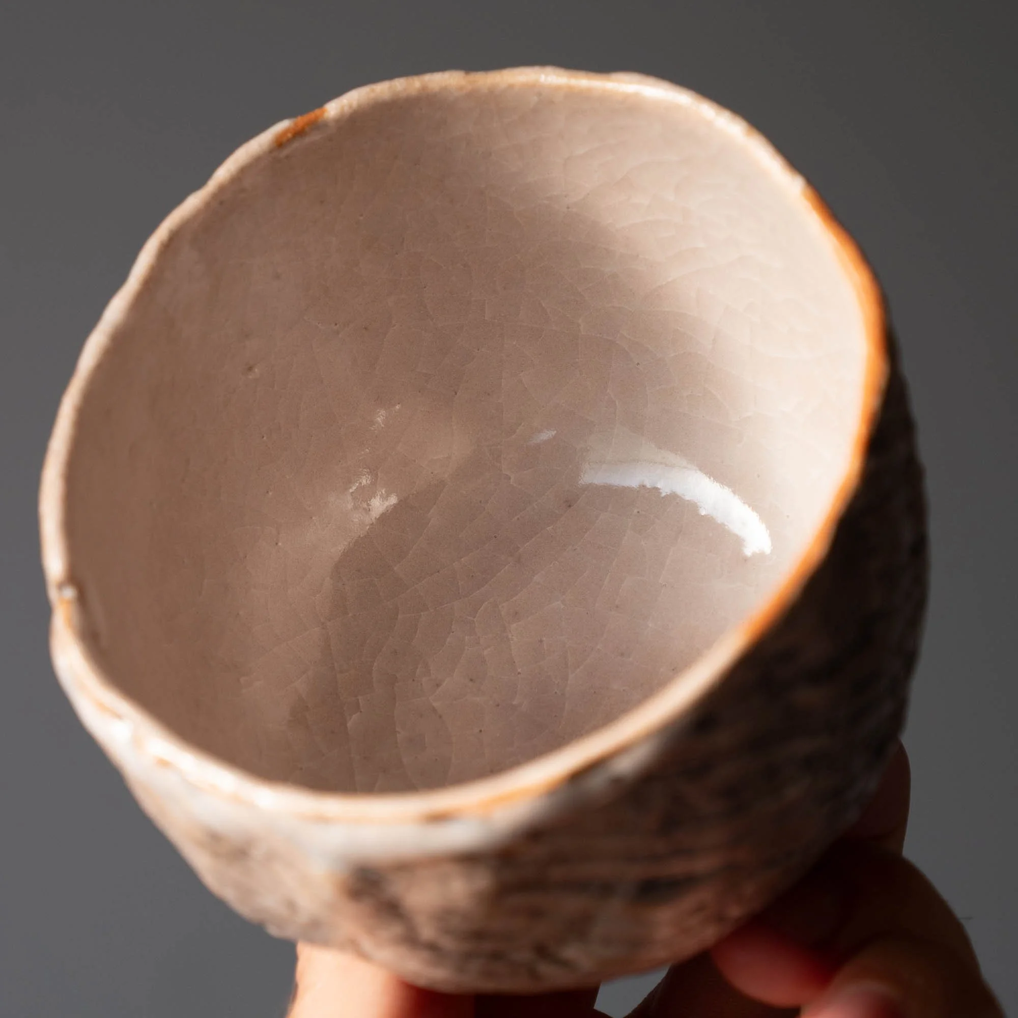 Façonnage de chawan en Kurinuki, émail blanc craquelé.