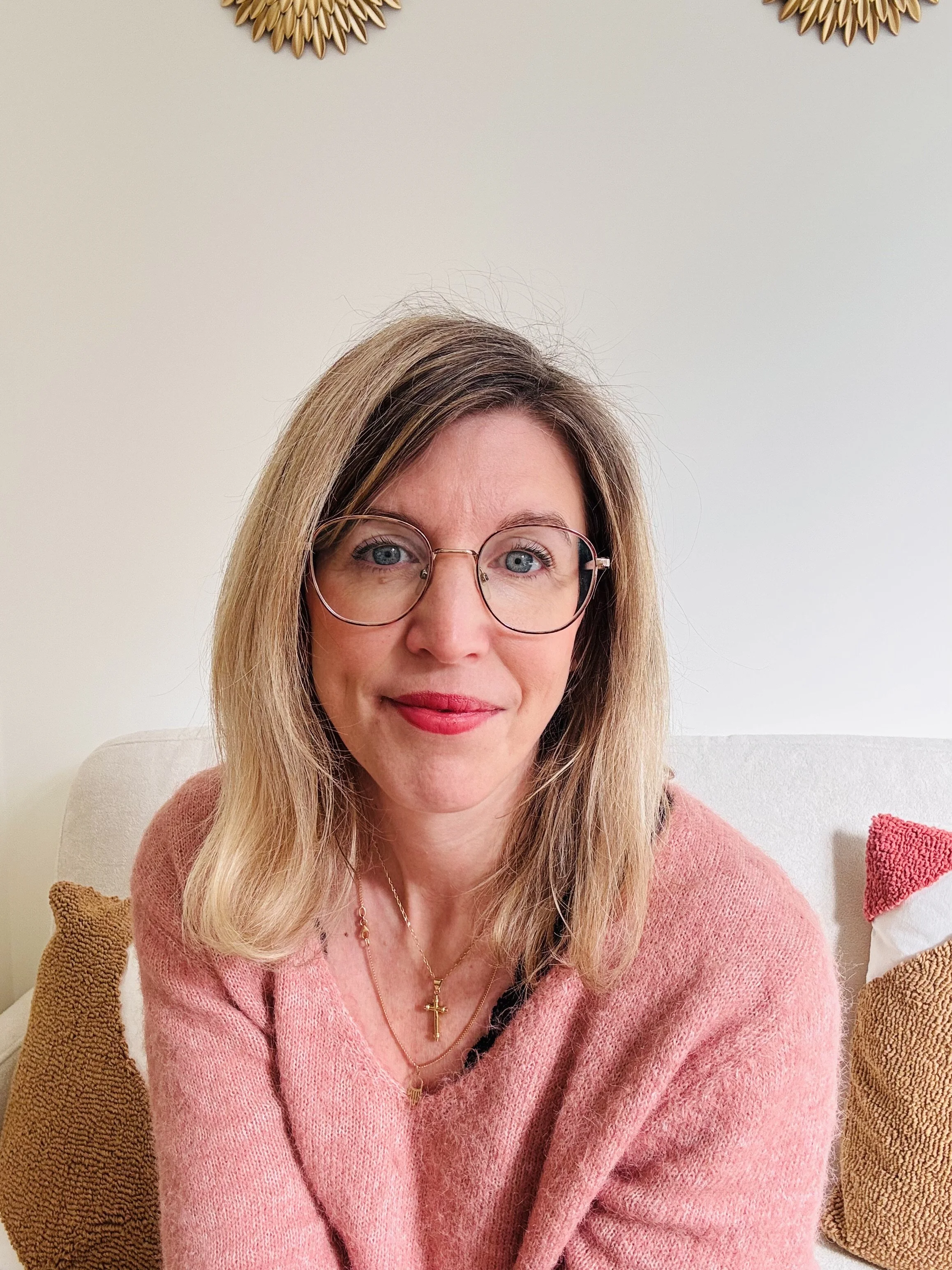 Stéphanie Vanlaeres, naturopathe et sophrologue à Dunkerque chez l'Éveil Essentiel, spécialiste en Gestion du Stress et des émotions