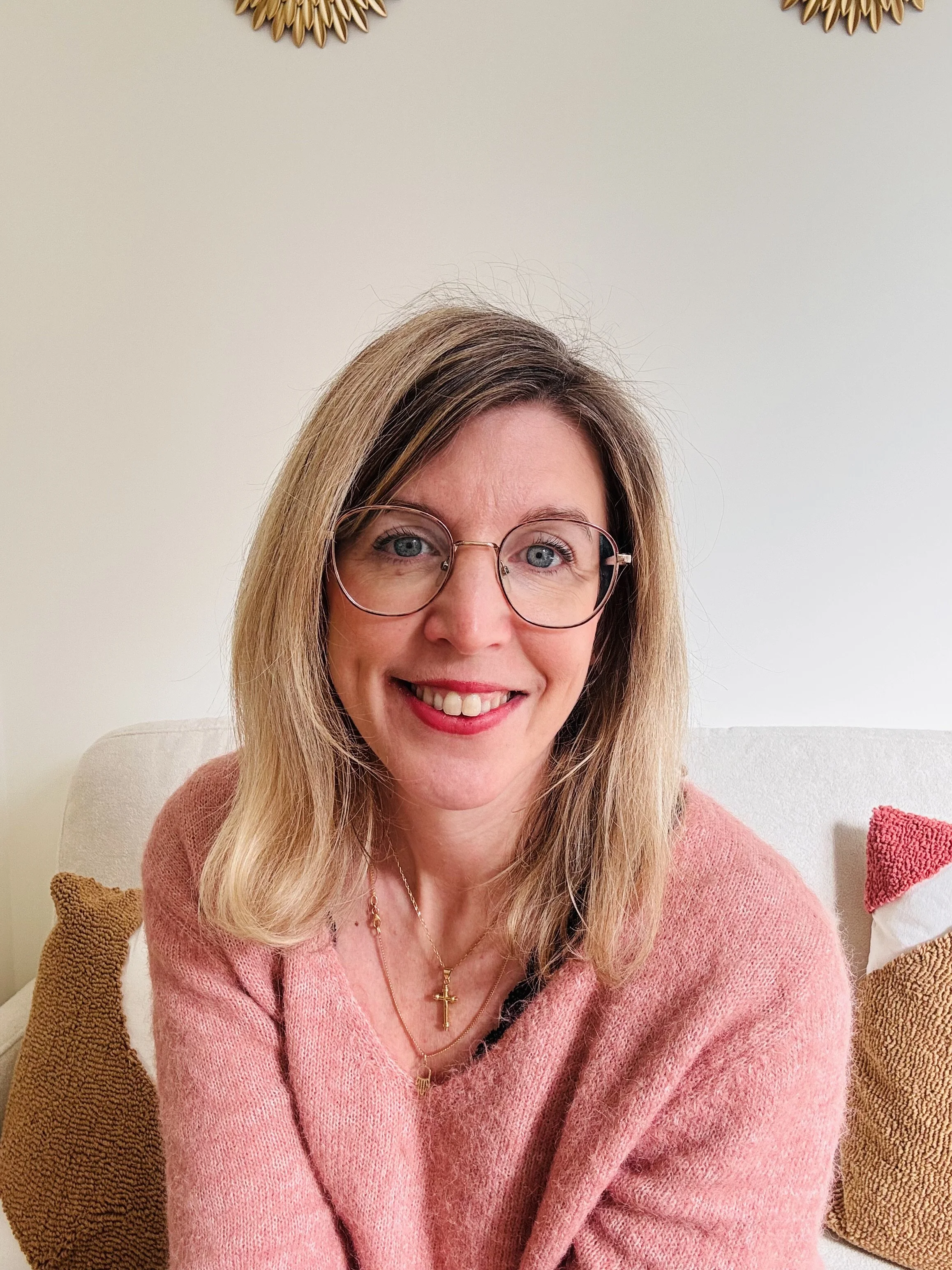 Stéphanie Vanlaeres, naturopathe et sophrologue à Dunkerque chez l'Éveil Essentiel, spécialiste en Gestion du Stress et des émotions