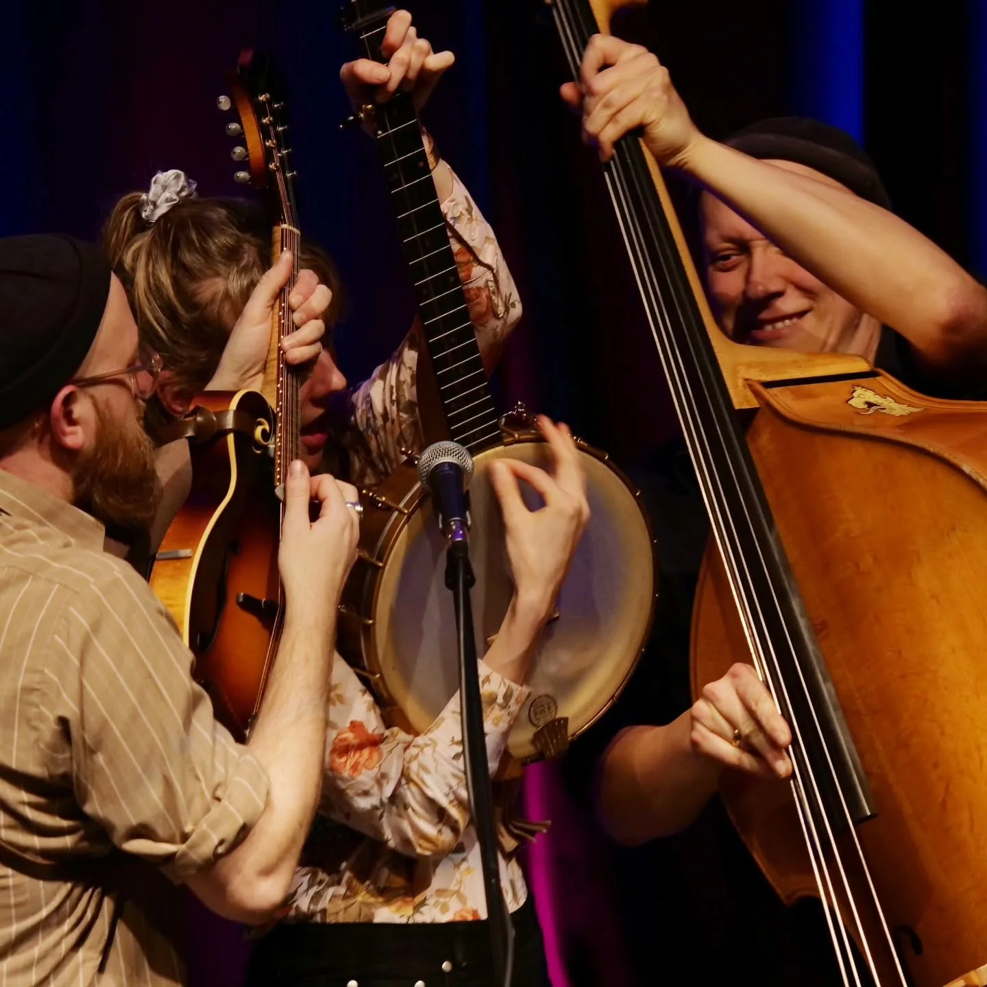 Was f&uuml;r zwei unglaubliche Wochenenden auf Tour mit dem einzigartigen @joonlaukamp! Wir hatten bisher so viel Spa&szlig;. N&auml;chster Stopp: Hannover am 31. Mai&hellip; Wir k&ouml;nnen es kaum erwarten!

Danke an @gmuendfolk , @kulturforum_noer