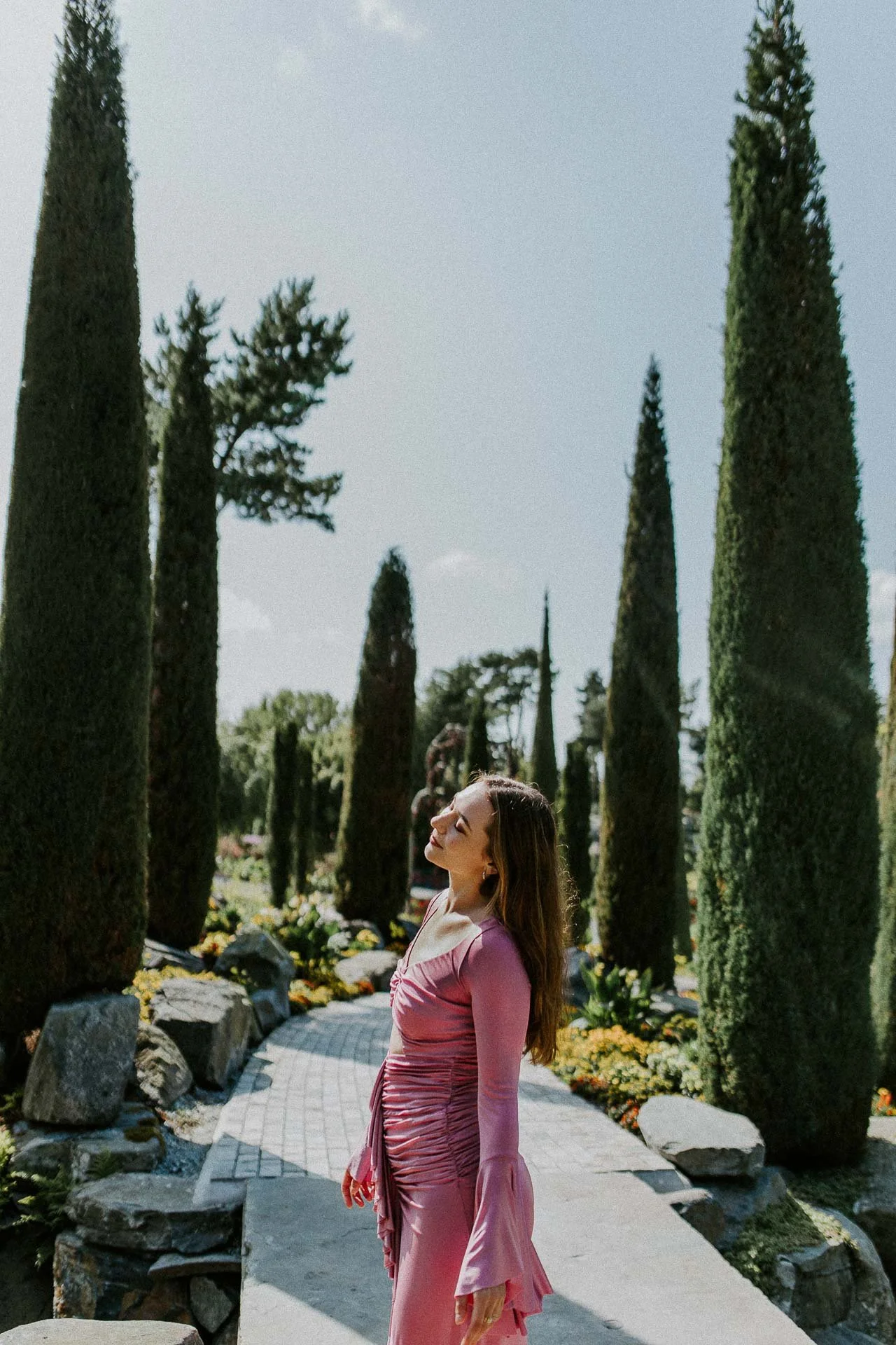Bilder av modeller Anne Regine Ellingsæter, Vilde Vengnes, Camilla Waage og Ingrid Langdalen fra fotografering for Reli Fotograferingen foregikk på flor og fjære med natur og fargerike plagg