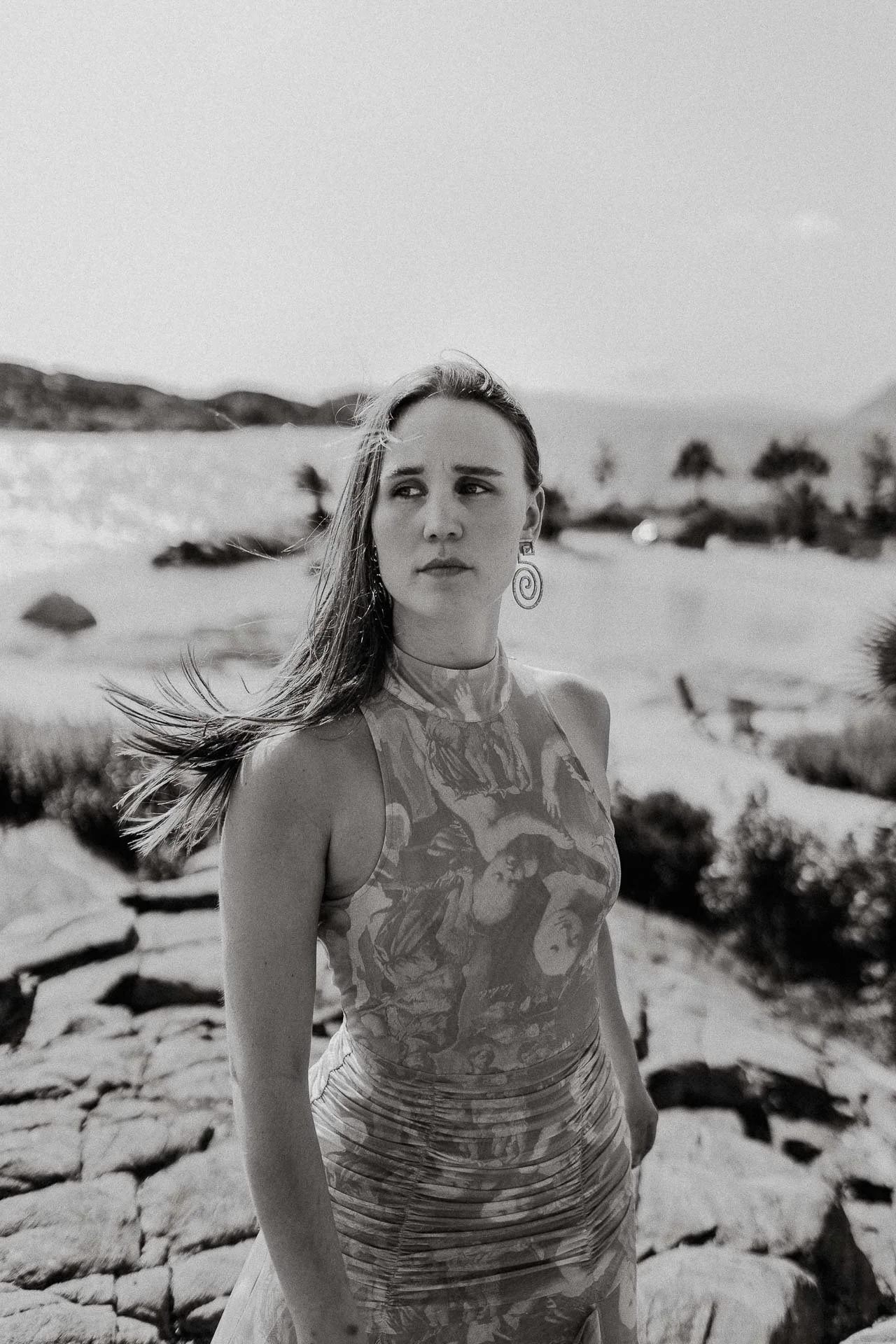 Bilder av modeller Anne Regine Ellingsæter, Vilde Vengnes, Camilla Waage og Ingrid Langdalen fra fotografering for Reli Fotograferingen foregikk på flor og fjære med natur og fargerike plagg