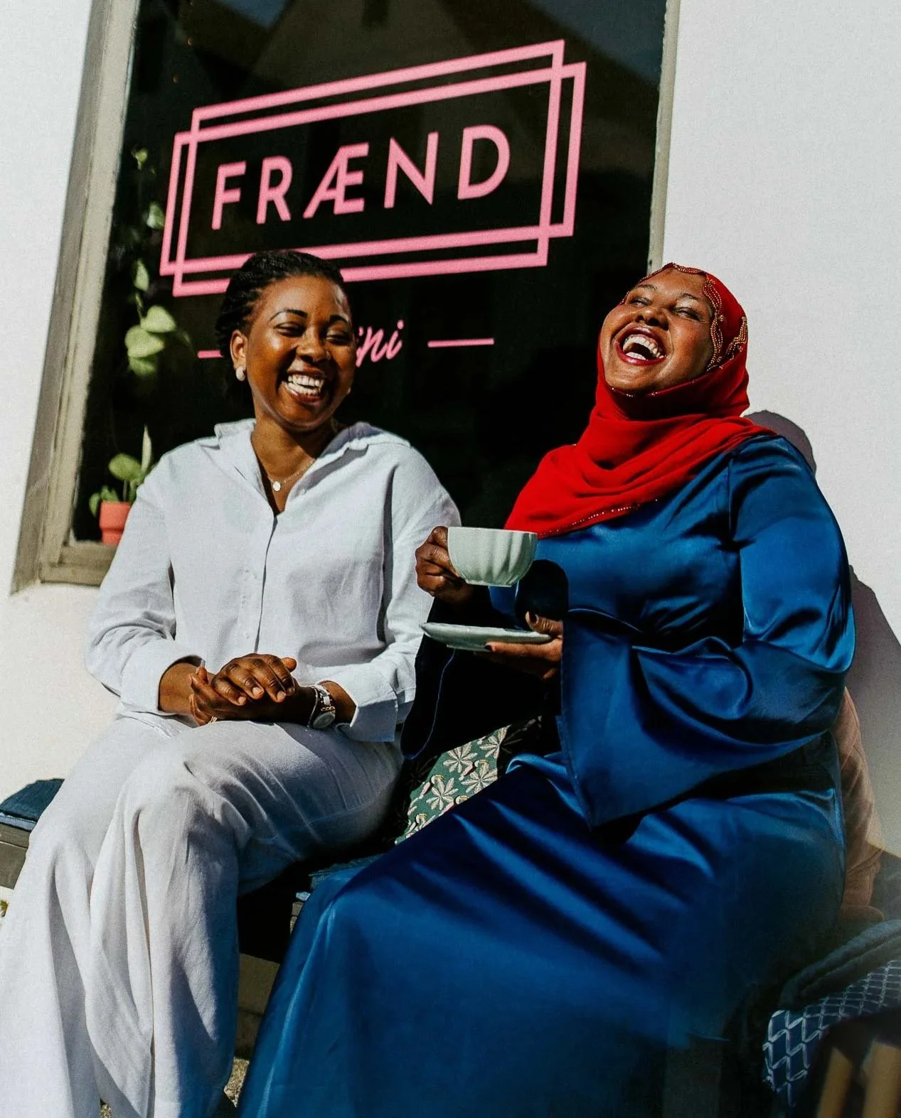 Bildene viser ansatte i arbeid, miljøet rundt dem og maten som serveres. naturlig lys