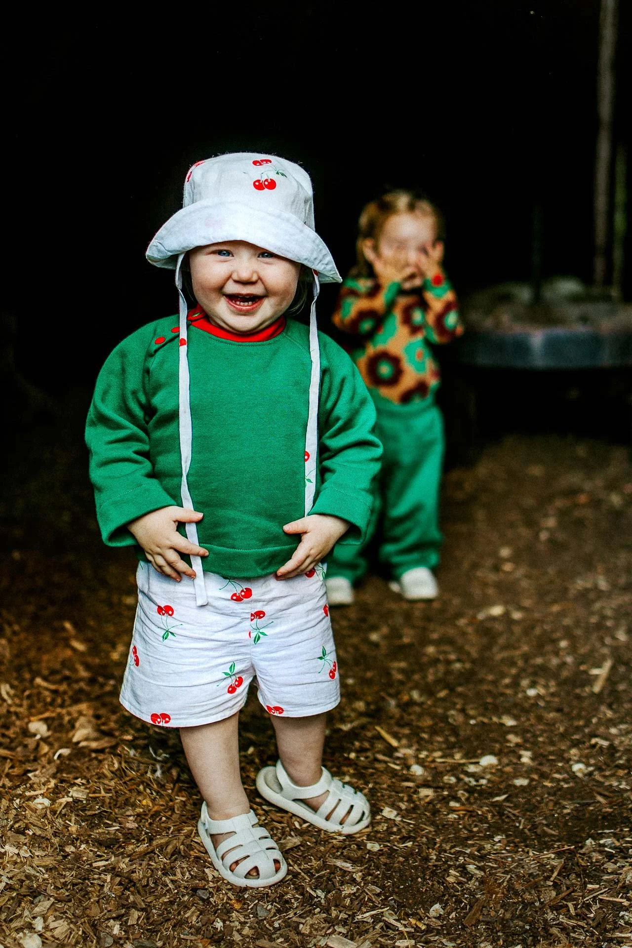 fargerikebilder av barn i lek til fæbrik sin bok fæbrik kids tatt utendørs på geitmyra matkultursenter. forfattere Jenny Skavlan, Ingrid Bergtun, Mari Norden og Ingrid Vik Lysne forlag Pullman publishing