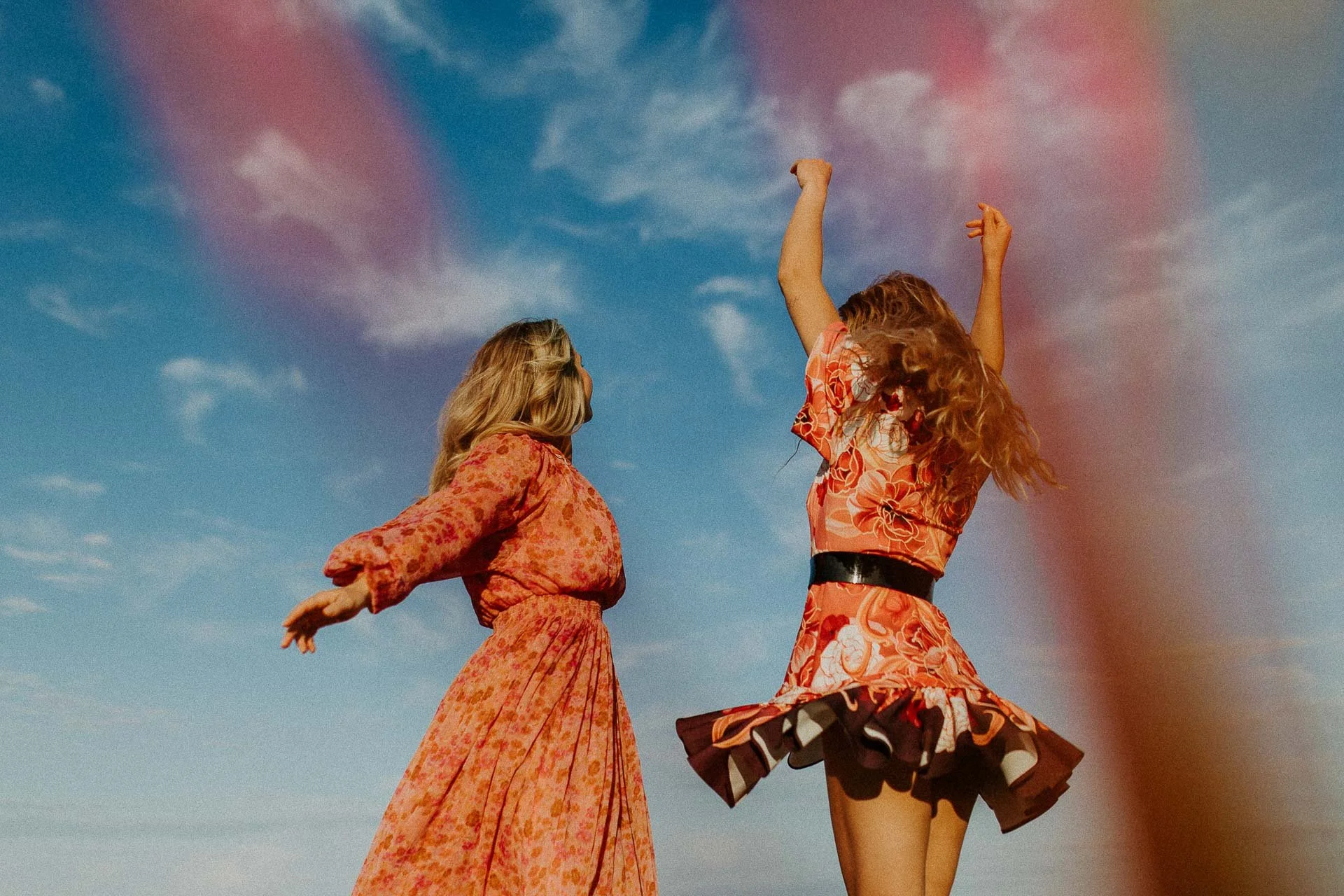 Bilder av modeller fra fotografering for Reli natur og fargerike plagg Hellestø