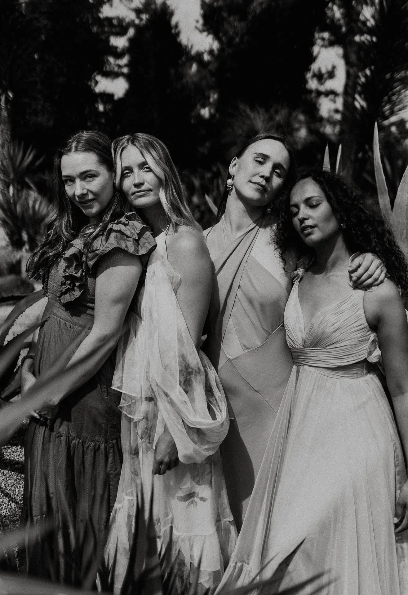 Bilder av modeller Anne Regine Ellingsæter, Vilde Vengnes, Camilla Waage og Ingrid Langdalen fra fotografering for Reli Fotograferingen foregikk på flor og fjære med natur og fargerike plagg