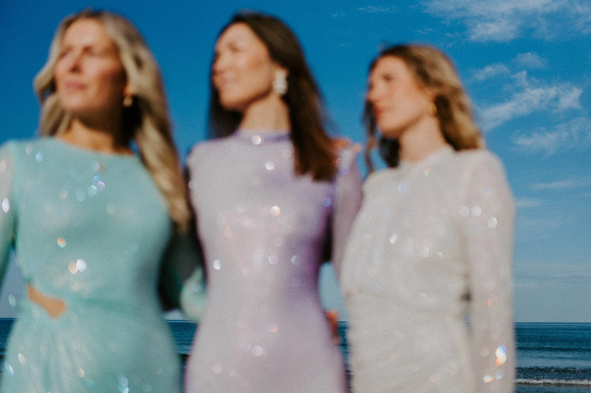 Bilder av modeller fra fotografering for Reli natur og fargerike plagg Hellestø