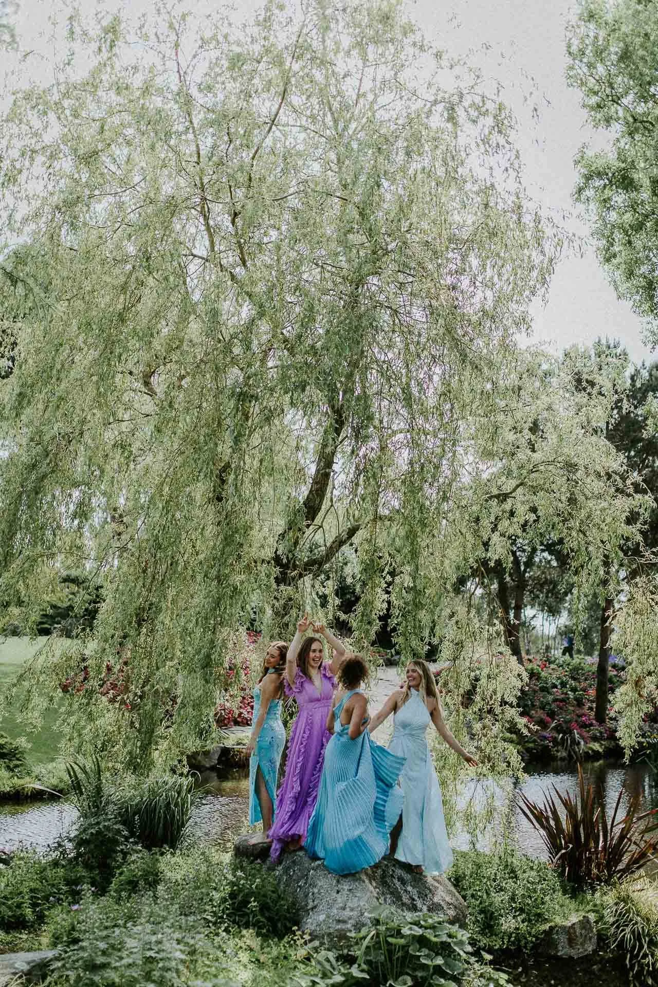 Bilder av modeller Anne Regine Ellingsæter, Vilde Vengnes, Camilla Waage og Ingrid Langdalen fra fotografering for Reli Fotograferingen foregikk på flor og fjære med natur og fargerike plagg