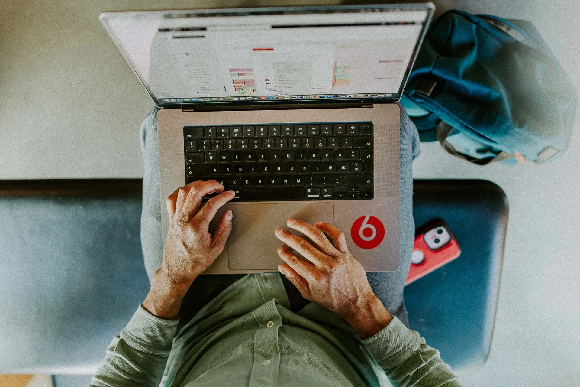 Reklamefotografering til kampanje for Altibox bedrift tatt i naturlig lys utstein kloster hotell hender som jobber på pc røde detaljer og mobiltelefon