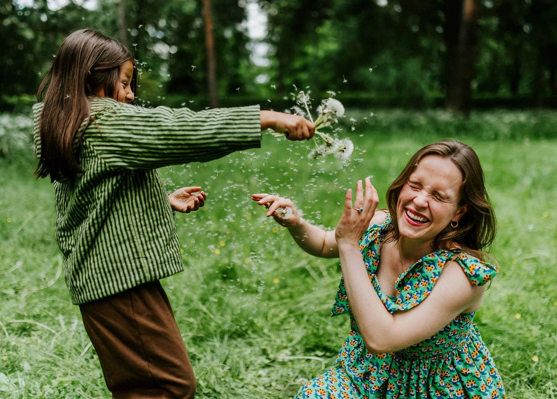 fargerikebilder av barn i lek til fæbrik sin bok fæbrik kids tatt utendørs på geitmyra matkultursenter. forfattere Jenny Skavlan, Ingrid Bergtun, Mari Norden og Ingrid Vik Lysne forlag Pullman publishing