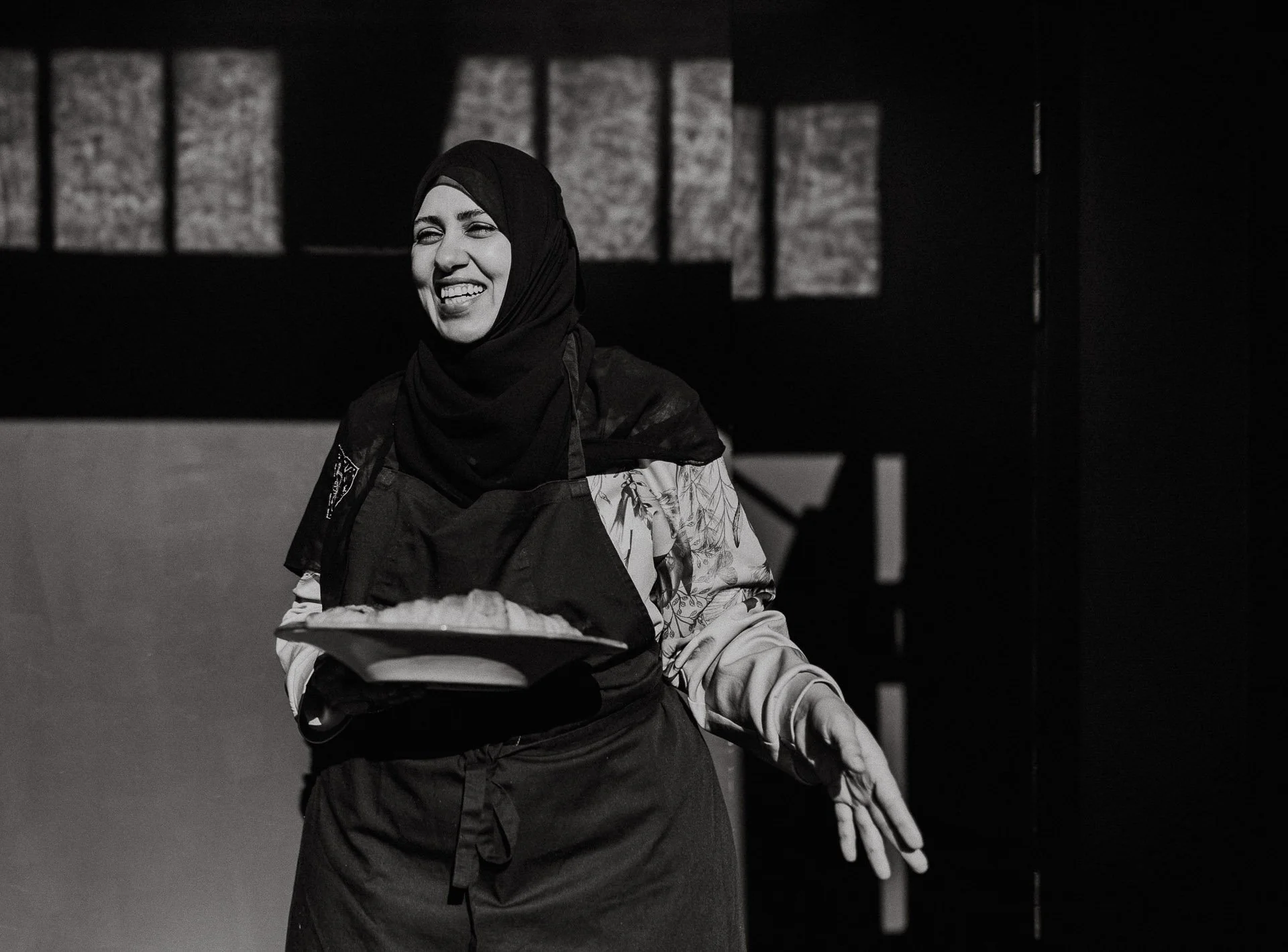 Bildene for Frænd som viser ansatte i arbeid, miljøet rundt dem og maten som serveres. naturlig lys