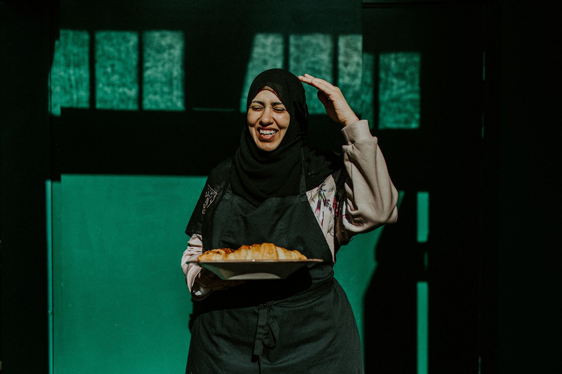 Bildene viser ansatte i arbeid, miljøet rundt dem og maten som serveres. naturlig lys