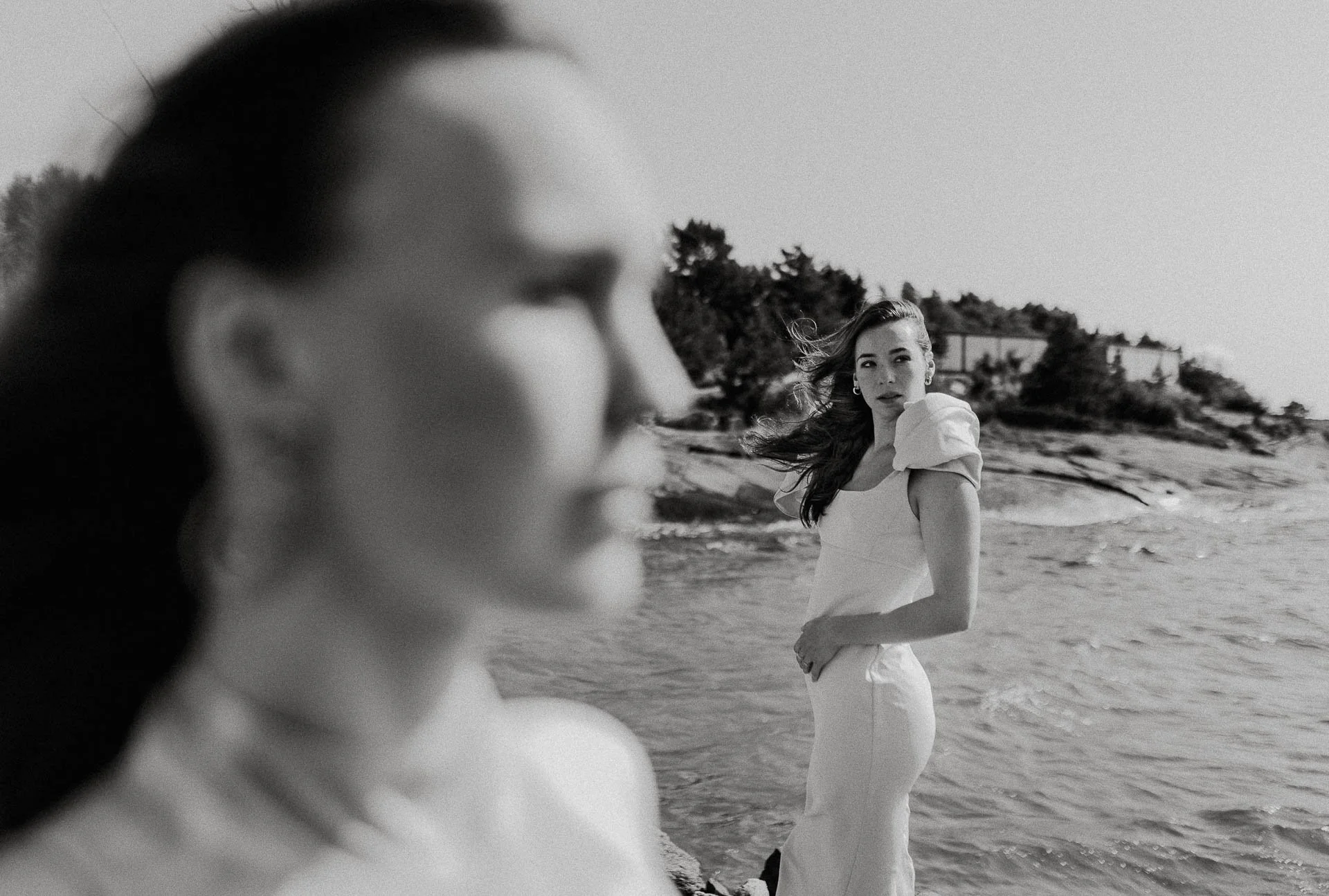 Bilder av modeller Anne Regine Ellingsæter, Vilde Vengnes, Camilla Waage og Ingrid Langdalen fra fotografering for Reli Fotograferingen foregikk på flor og fjære med natur og fargerike plagg