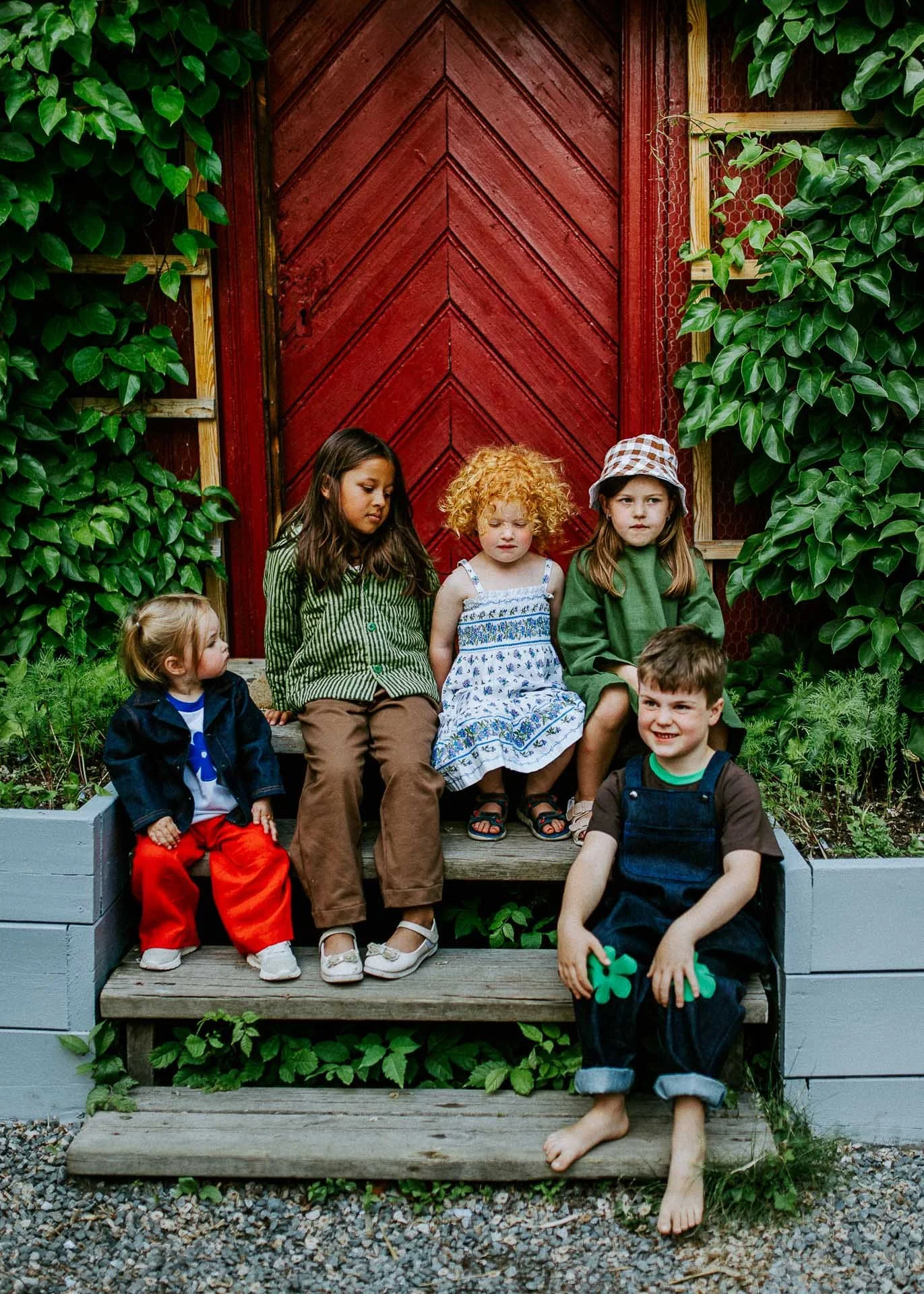 fargerikebilder av barn i lek til fæbrik sin bok fæbrik kids tatt utendørs på geitmyra matkultursenter. forfattere Jenny Skavlan, Ingrid Bergtun, Mari Norden og Ingrid Vik Lysne forlag Pullman publishing