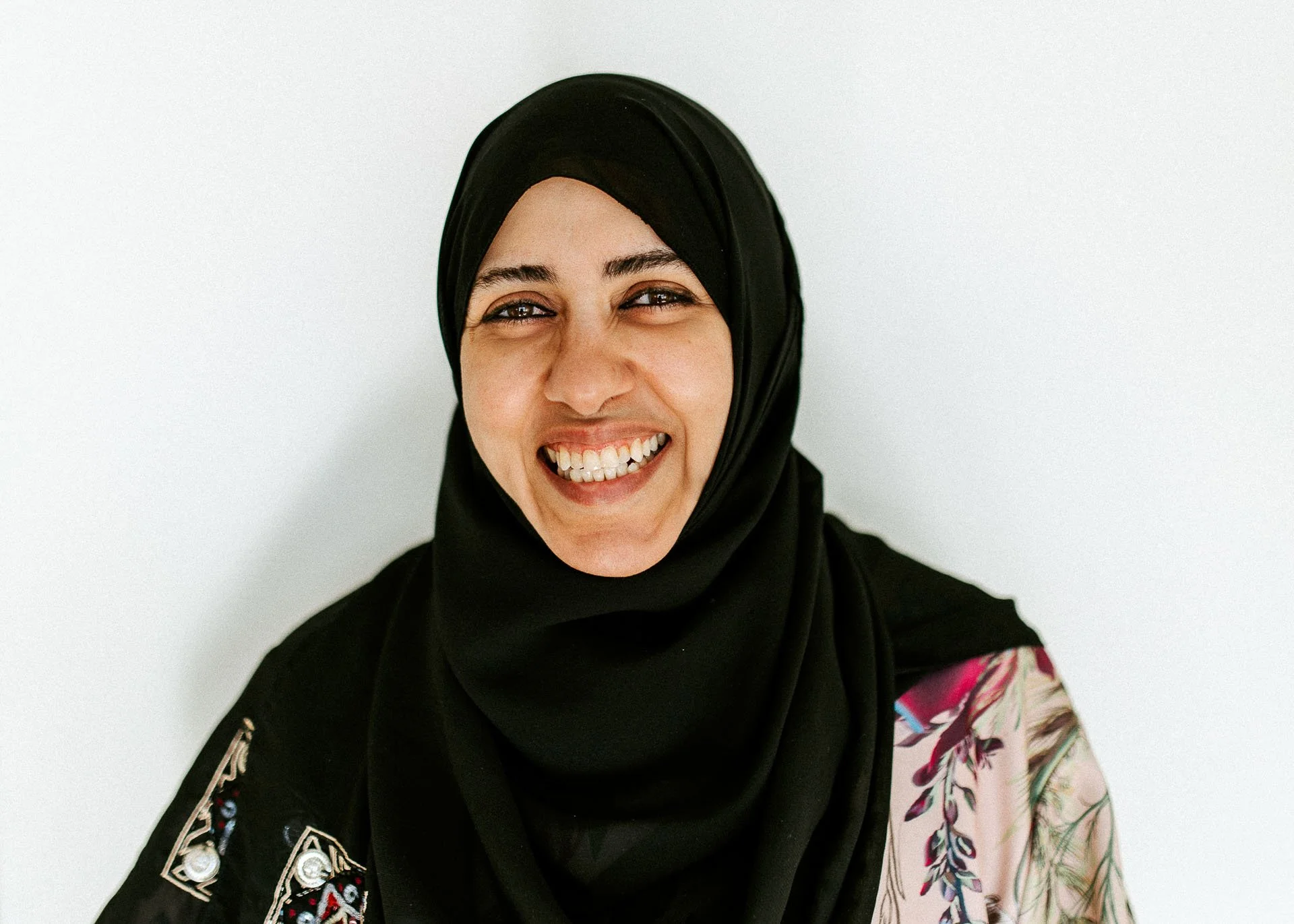 Bildene for Frænd som viser ansatte i arbeid, miljøet rundt dem og maten som serveres. naturlig lys