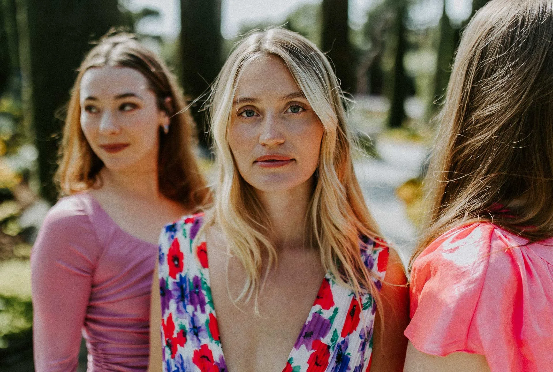 Bilder av modeller Anne Regine Ellingsæter, Vilde Vengnes, Camilla Waage og Ingrid Langdalen fra fotografering for Reli Fotograferingen foregikk på flor og fjære med natur og fargerike plagg