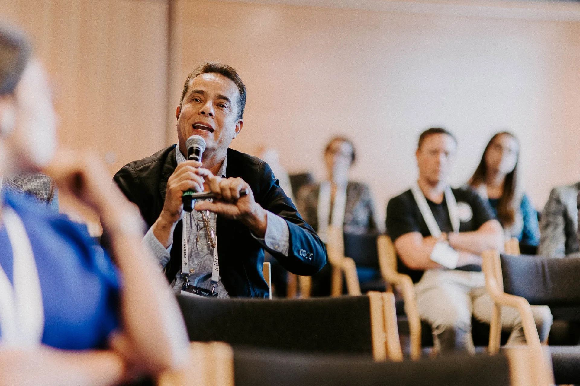 Debatt under foredrag en av publikum har fått en mikrofon og stiller spørsmål andre publikum i bakgrunnen dokumentarfotografering for ONS, Offshore Northern Seas i Stavanger, stavanger forum