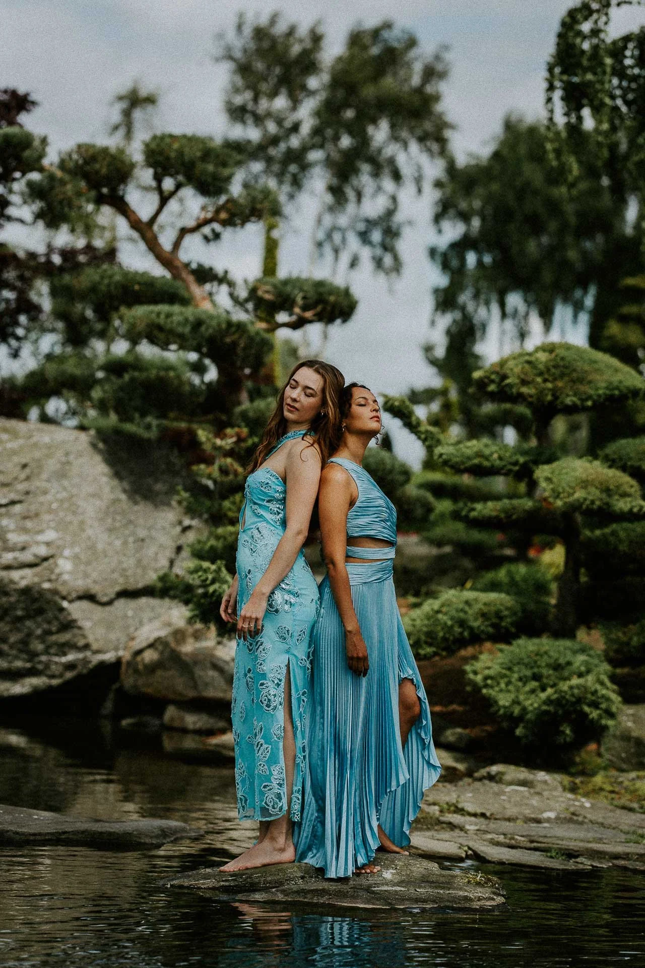 Bilder av modeller Anne Regine Ellingsæter, Vilde Vengnes, Camilla Waage og Ingrid Langdalen fra fotografering for Reli Fotograferingen foregikk på flor og fjære med natur og fargerike plagg