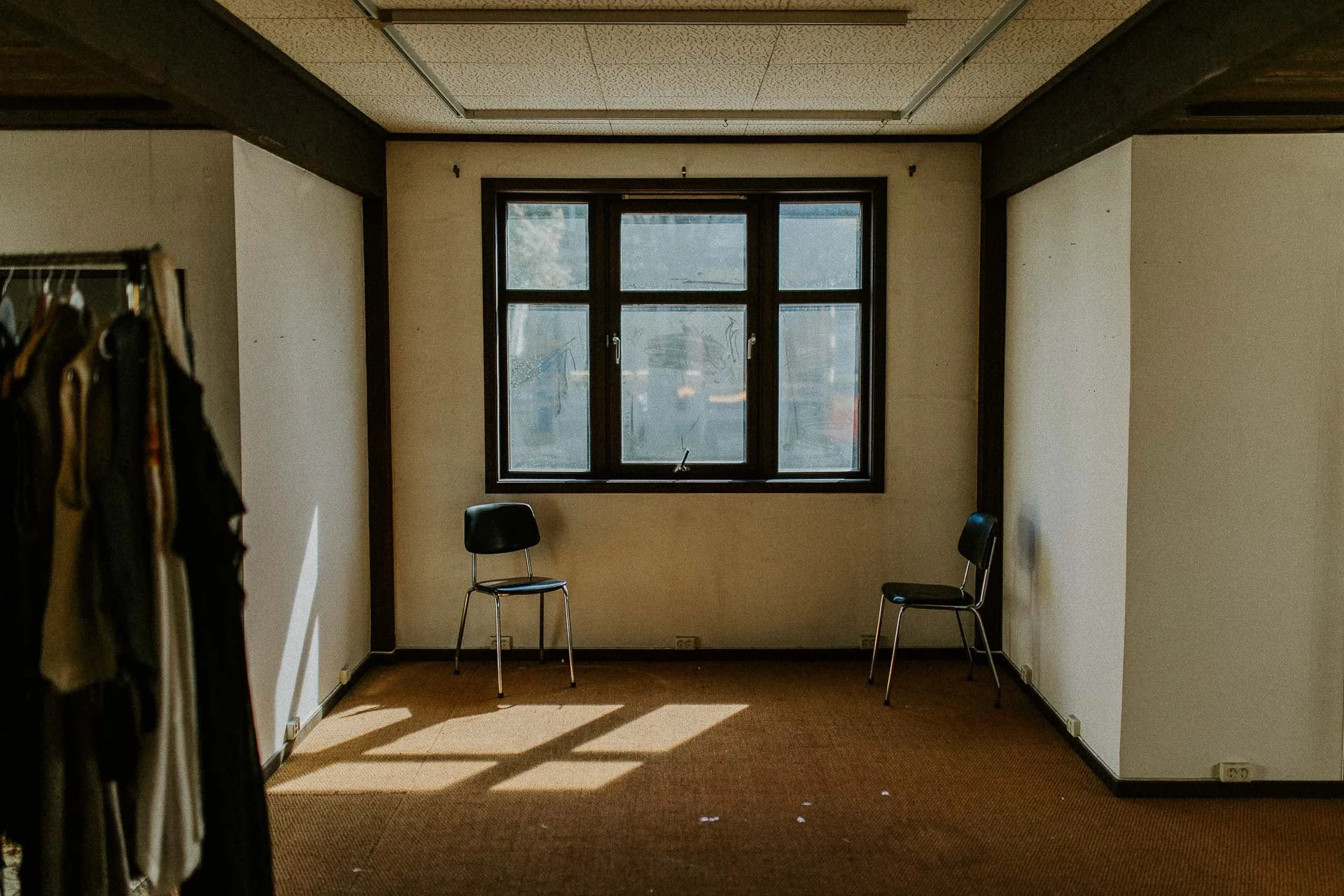 fashionshoot med modeller, en kvinne og en mann,  for paninaro vintage med stylist malin hovde tre ulike antrekk på hver av dem italiensk uttrykk 