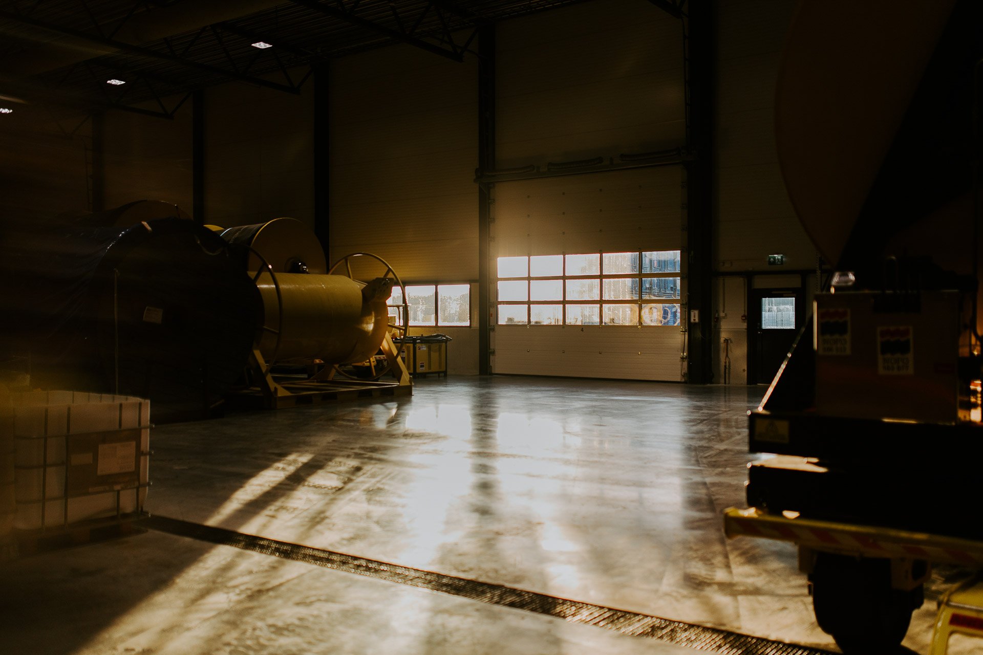 Bilde på verksted lav sol kommer inn fra vindu reklamefotografering for nofo norsk oljevernberedskap tatt i naturlig lys