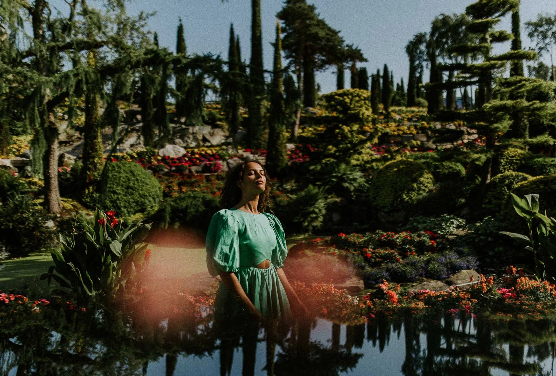 Bilder av modeller Anne Regine Ellingsæter, Vilde Vengnes, Camilla Waage og Ingrid Langdalen fra fotografering for Reli Fotograferingen foregikk på flor og fjære med natur og fargerike plagg