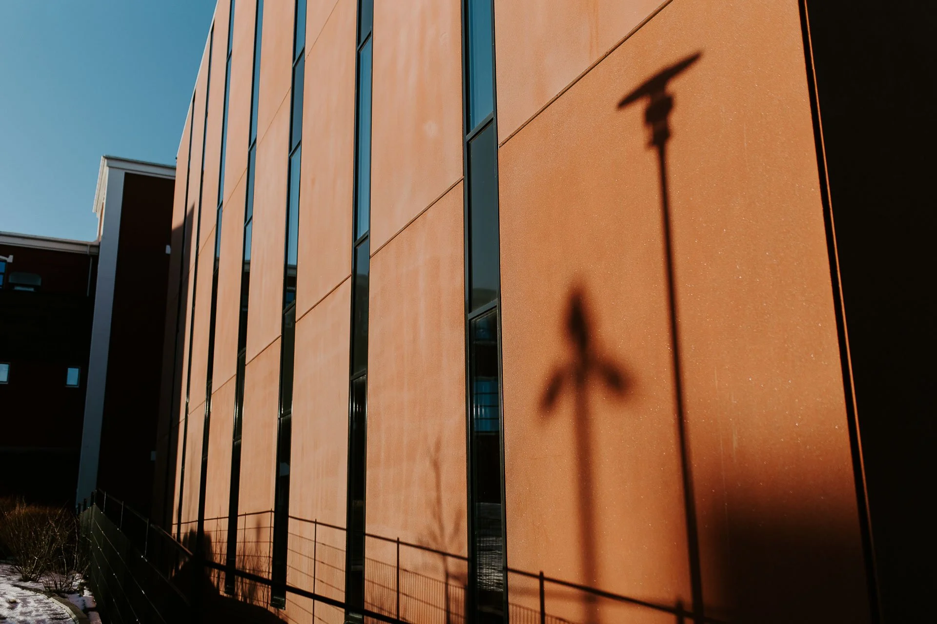 Tou scene detaljer bilde med kraftig skygger naturlig lys, reklamefotografering for stavanger kommune, områdesatsingen på Storhaug tatt på vinteren i snø og lav sol