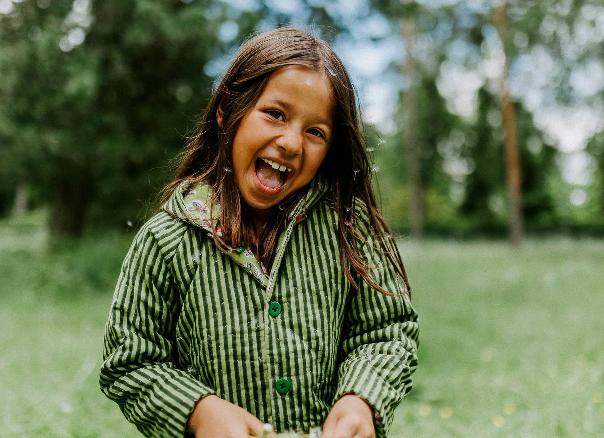 fargerikebilder av barn i lek til fæbrik sin bok fæbrik kids tatt utendørs på geitmyra matkultursenter. forfattere Jenny Skavlan, Ingrid Bergtun, Mari Norden og Ingrid Vik Lysne forlag Pullman publishing