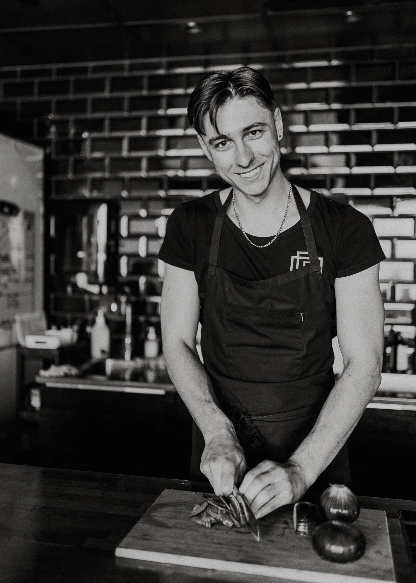 Bildene for Frænd som viser ansatte i arbeid, miljøet rundt dem og maten som serveres. naturlig lys tatt ved Innovation Dock