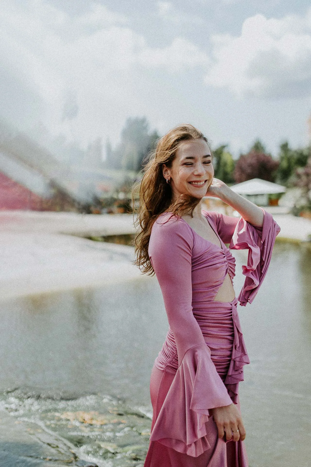 Bilder av modeller Anne Regine Ellingsæter, Vilde Vengnes, Camilla Waage og Ingrid Langdalen fra fotografering for Reli Fotograferingen foregikk på flor og fjære med natur og fargerike plagg
