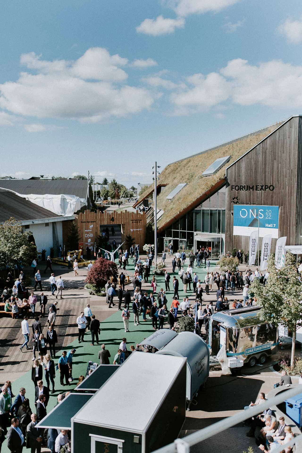 Oversiktsbilde skyer bygg mennesker dokumentarfotografering for ONS, Offshore Northern Seas i Stavanger, stavanger forum