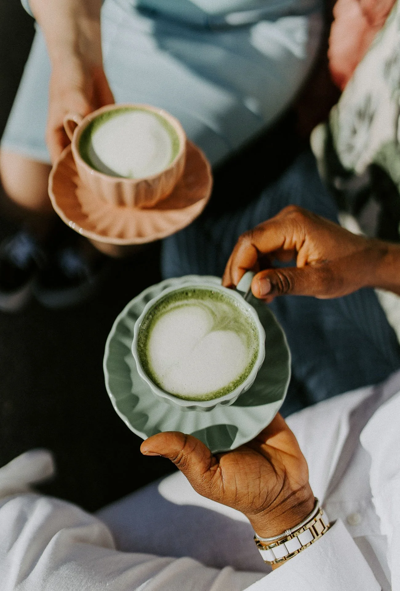 Bildene viser ansatte i arbeid, miljøet rundt dem og maten som serveres. naturlig lys