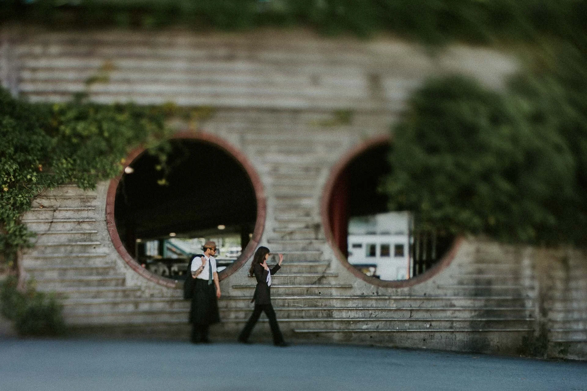 fashionshoot med modeller, en kvinne og en mann,  for paninaro vintage med stylist malin hovde tre ulike antrekk på hver av dem italiensk uttrykk