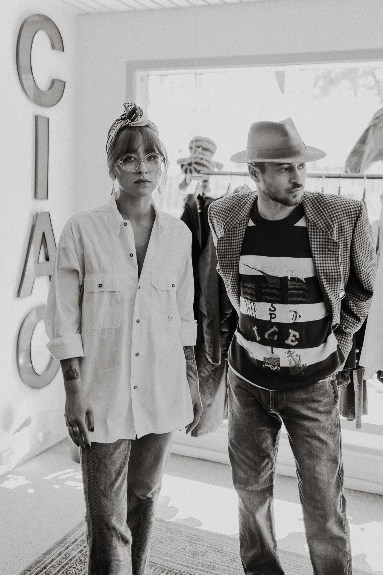 fashionshoot med modeller, en kvinne og en mann,  for paninaro vintage med stylist malin hovde tre ulike antrekk på hver av dem italiensk uttrykk 