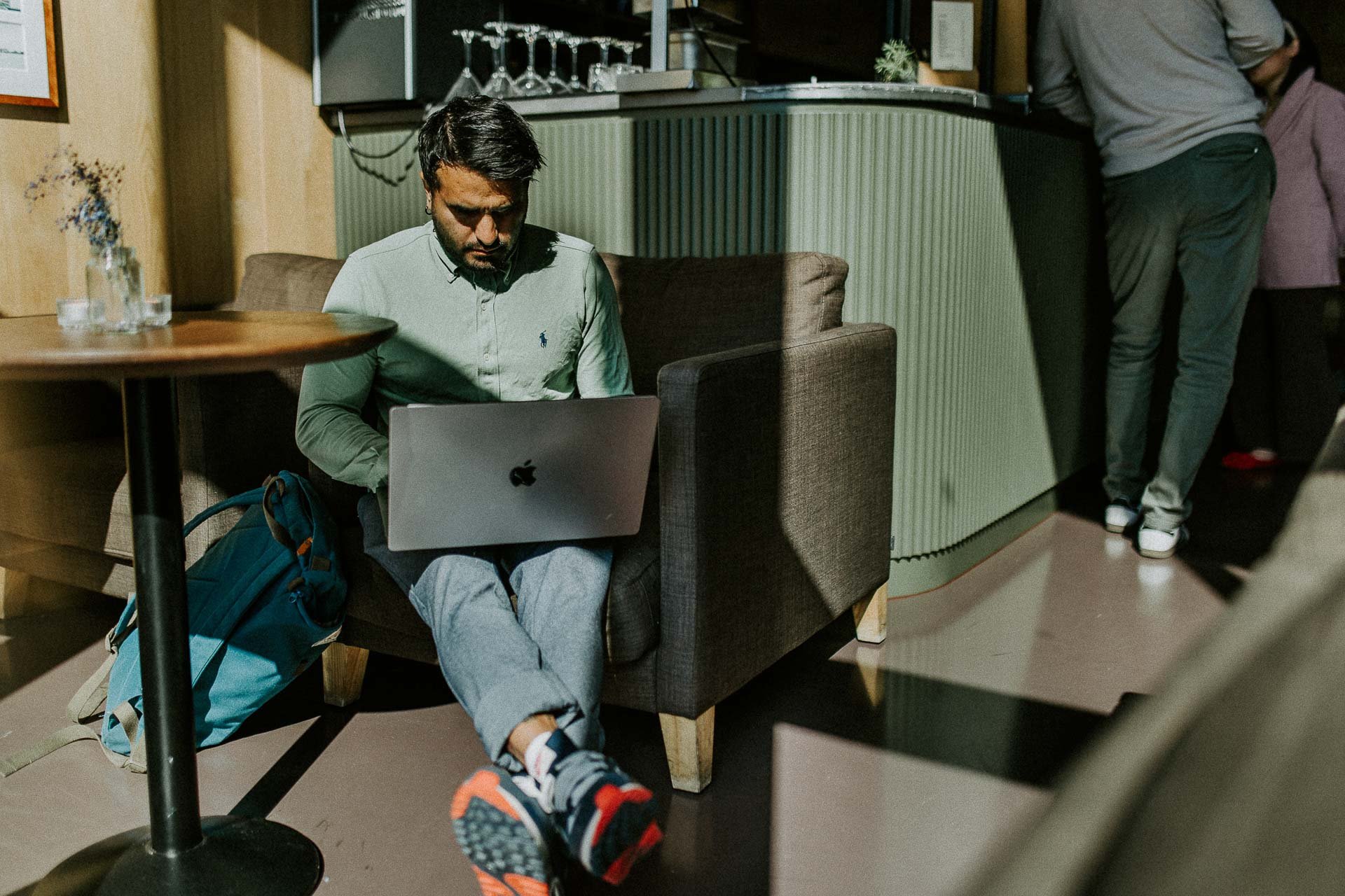Reklamefotografering til kampanje for Altibox bedrift tatt i naturlig lys utstein kloster hotell en som jobber på pc i restaurant