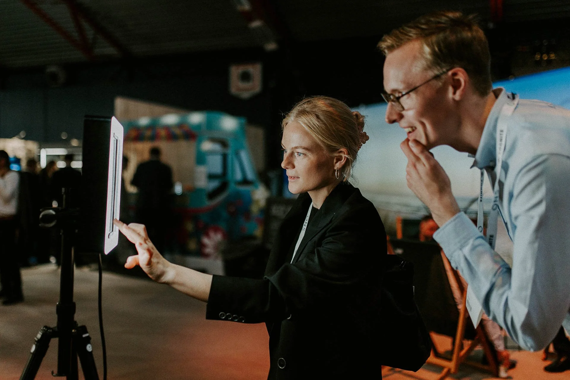 En kvinne og en mann ser på lysene skjerm på en stand dokumentarfotografering for ONS, Offshore Northern Seas i Stavanger, stavanger forum