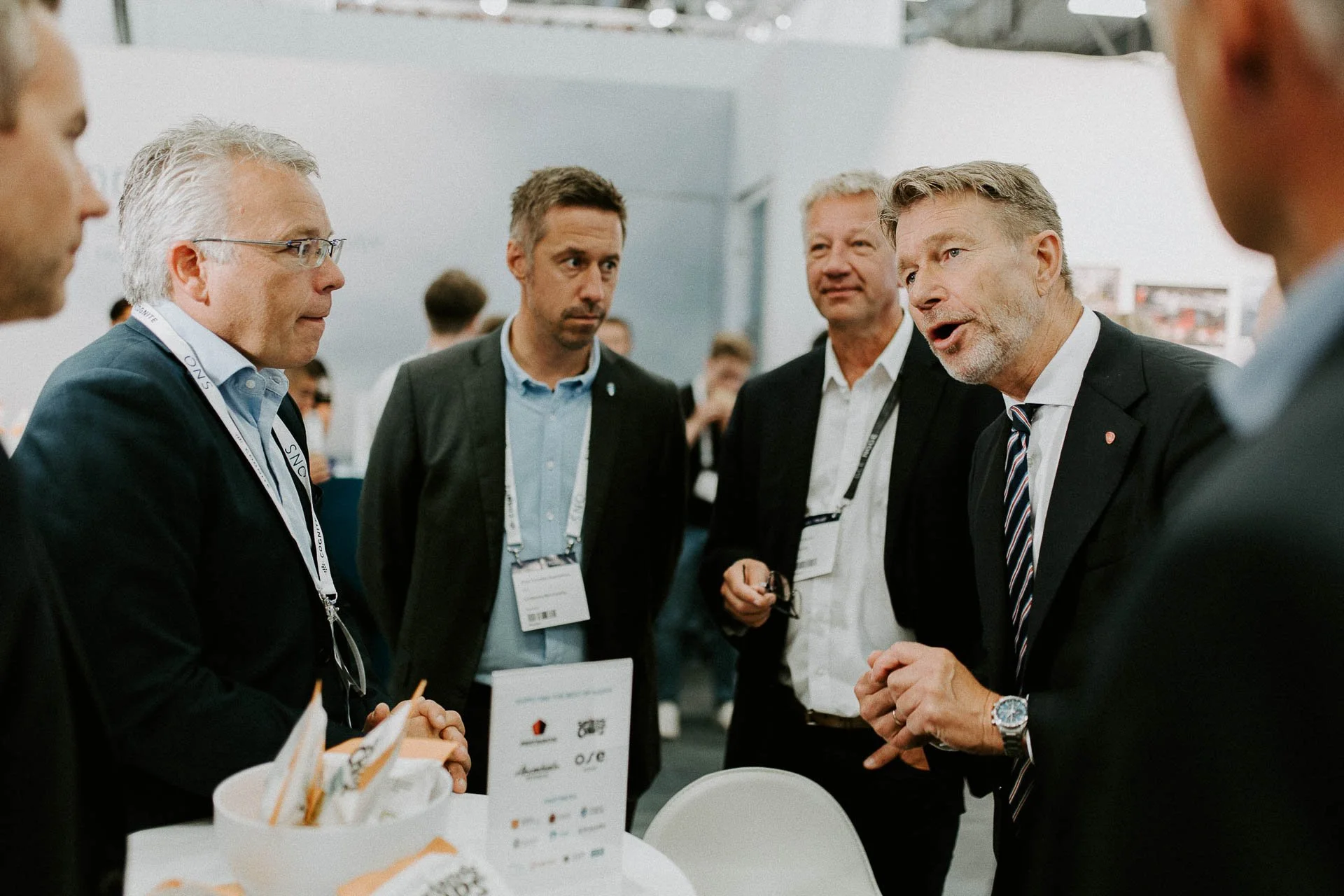 Olje og energiminister Terje Aasland i diskusjon på stand dokumentarfotografering for ONS, Offshore Northern Seas i Stavanger, stavanger forum