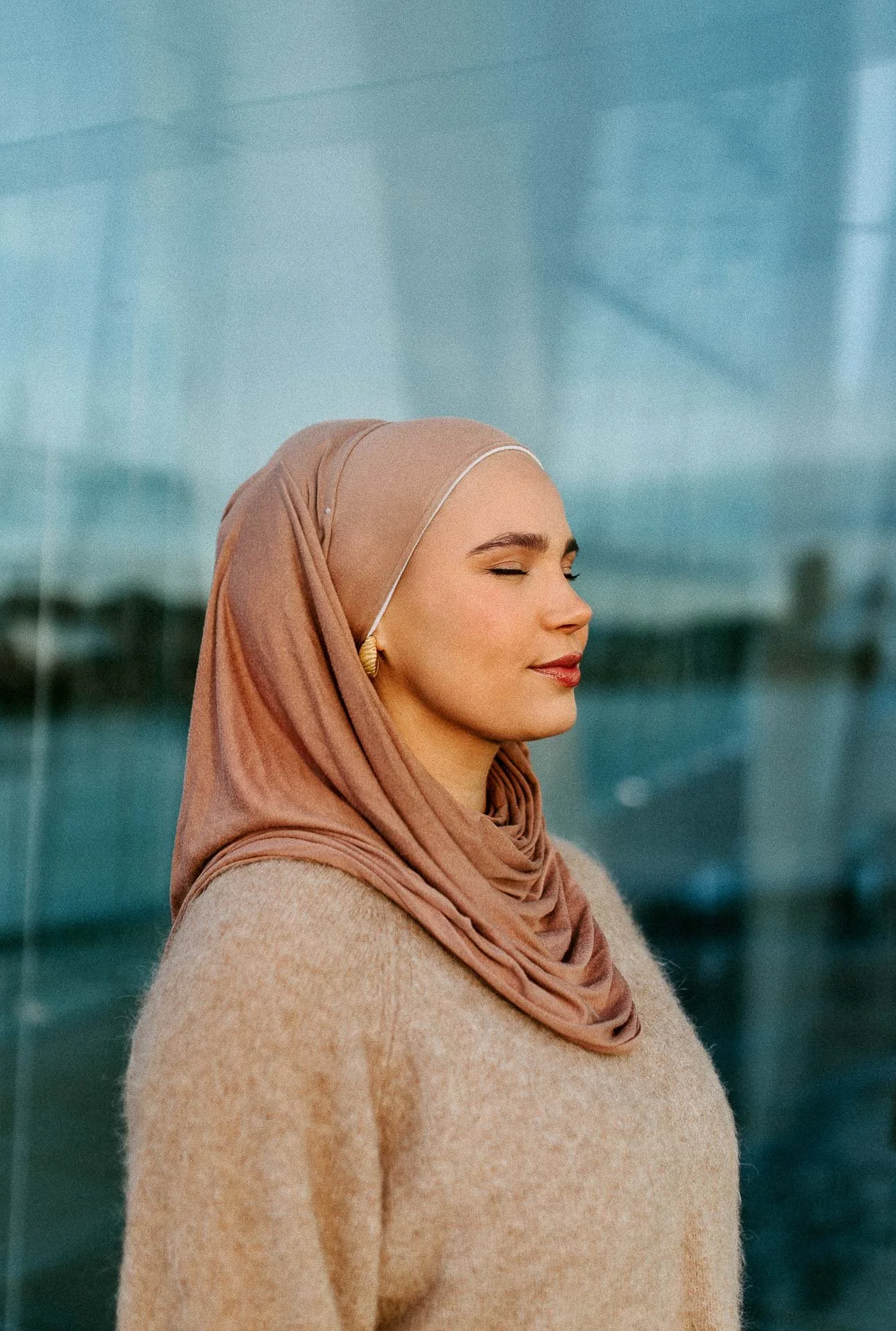 portrett av Iman Meskini  dette ble brukt til bokcoveret Fotografering av mennesker til bokprosjekt for Iman Meskini, utgitt på Pullman Publishing. Portrettene er fotografert i naturlig lys i Oslo.