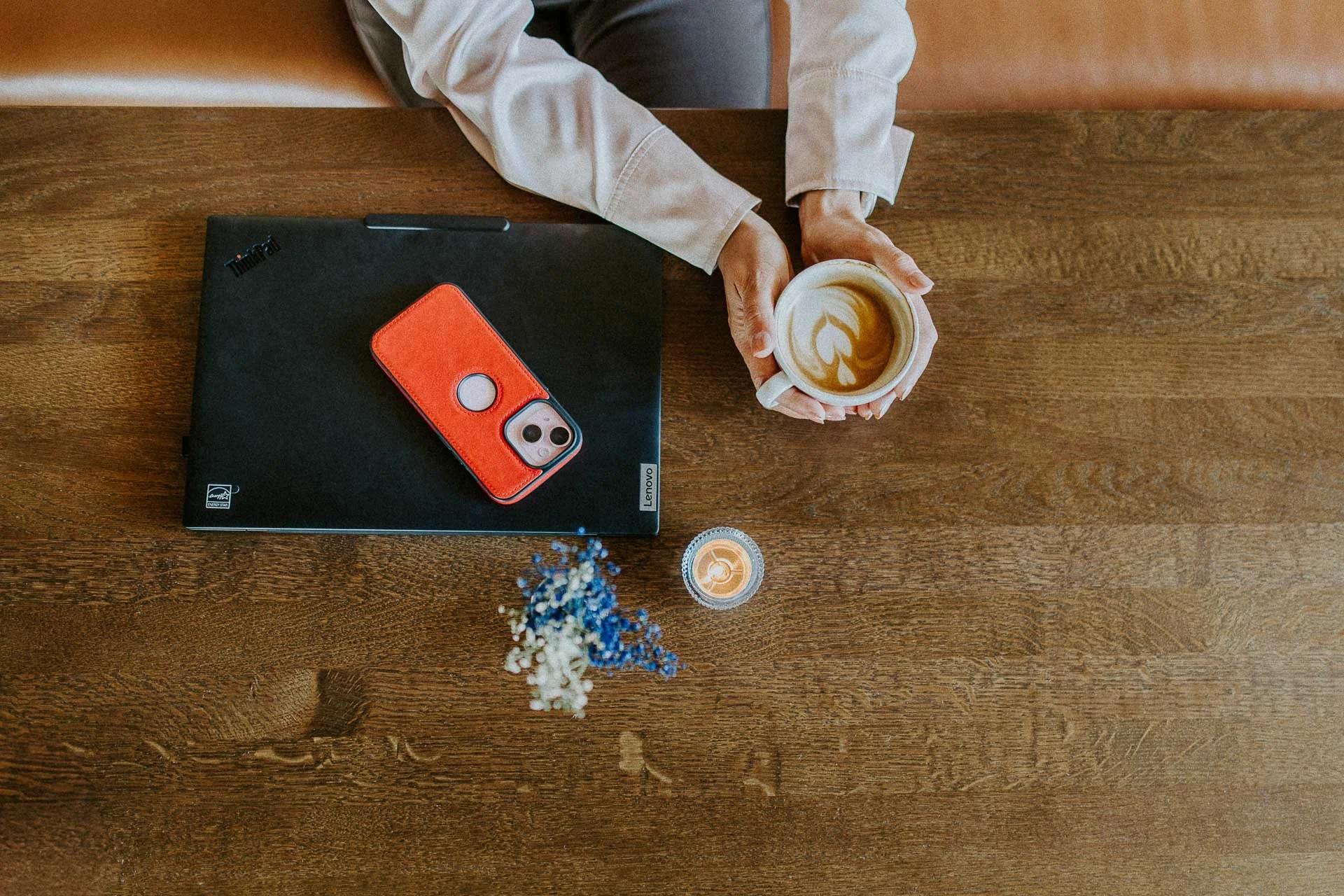 Reklamefotografering til kampanje for Altibox bedrift tatt i naturlig lys utstein kloster hotell hender mobiltelefon kaffekopp