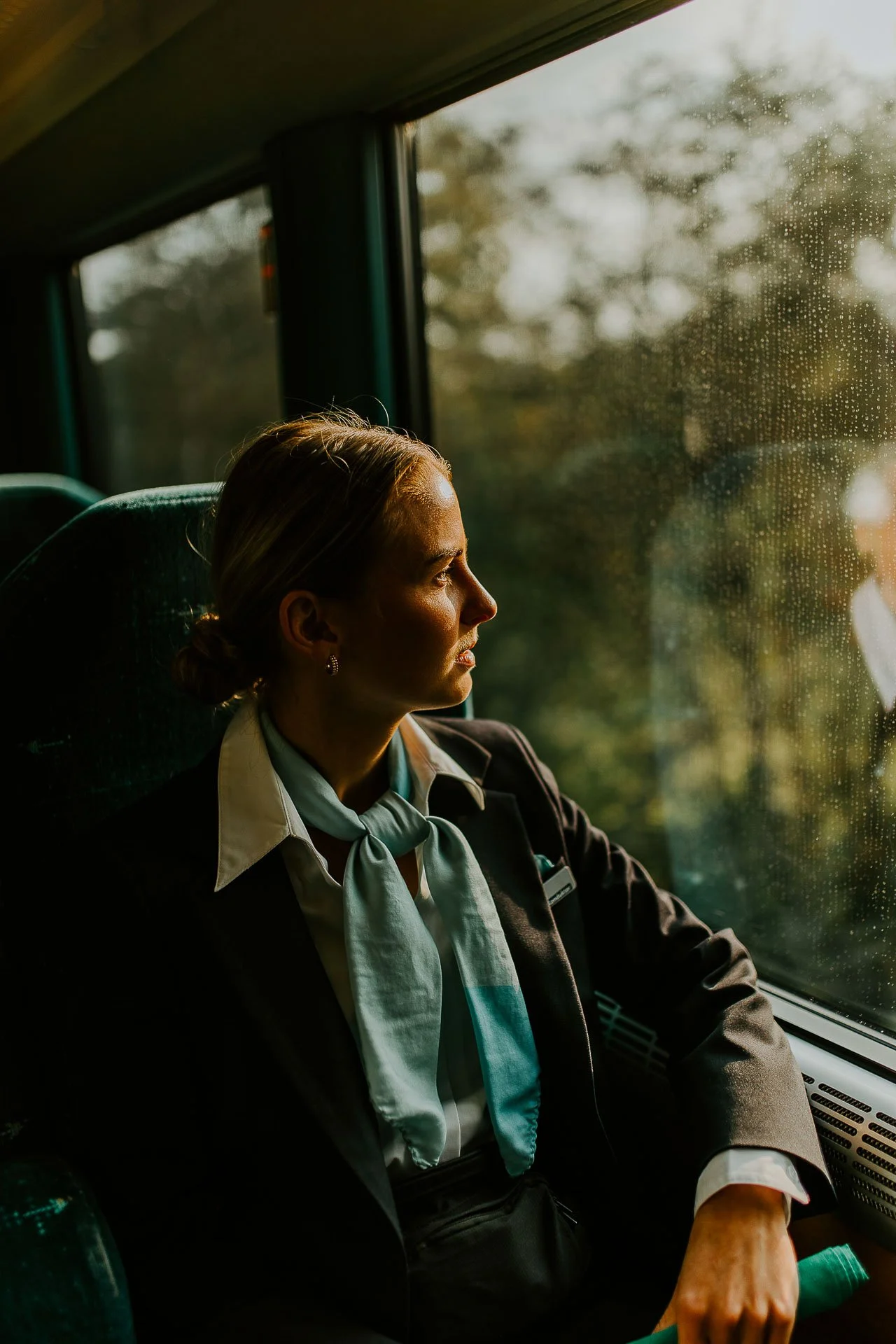 Bilder av konduktør fra fotografering for Go-Ahead på tog natrulig lys og situasjonsbilder til bruk i annonser og på nettside