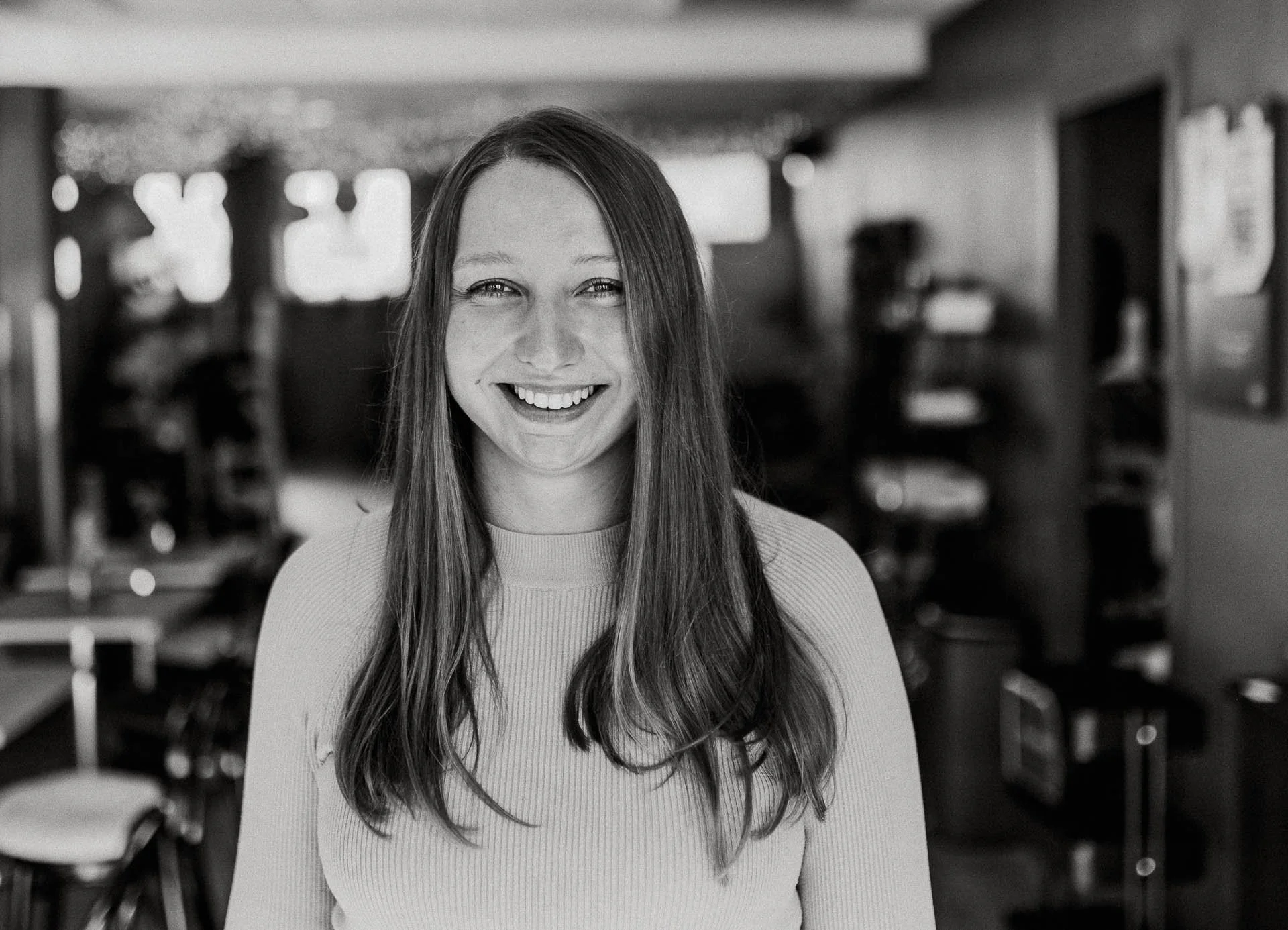 Bildene for Frænd som viser ansatte i arbeid, miljøet rundt dem og maten som serveres. naturlig lys