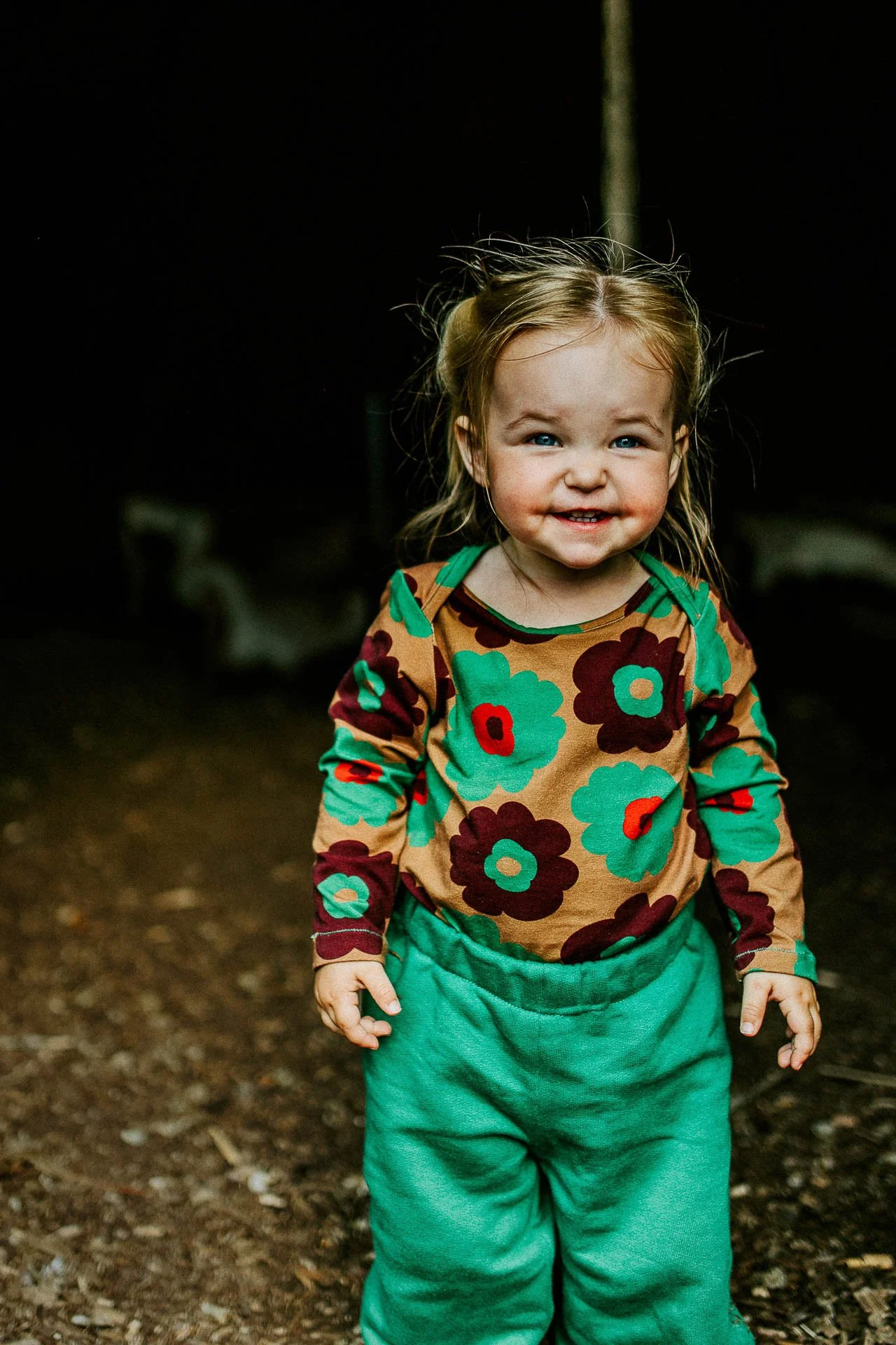 fargerikebilder av barn i lek til fæbrik sin bok fæbrik kids tatt utendørs på geitmyra matkultursenter. forfattere Jenny Skavlan, Ingrid Bergtun, Mari Norden og Ingrid Vik Lysne forlag Pullman publishing