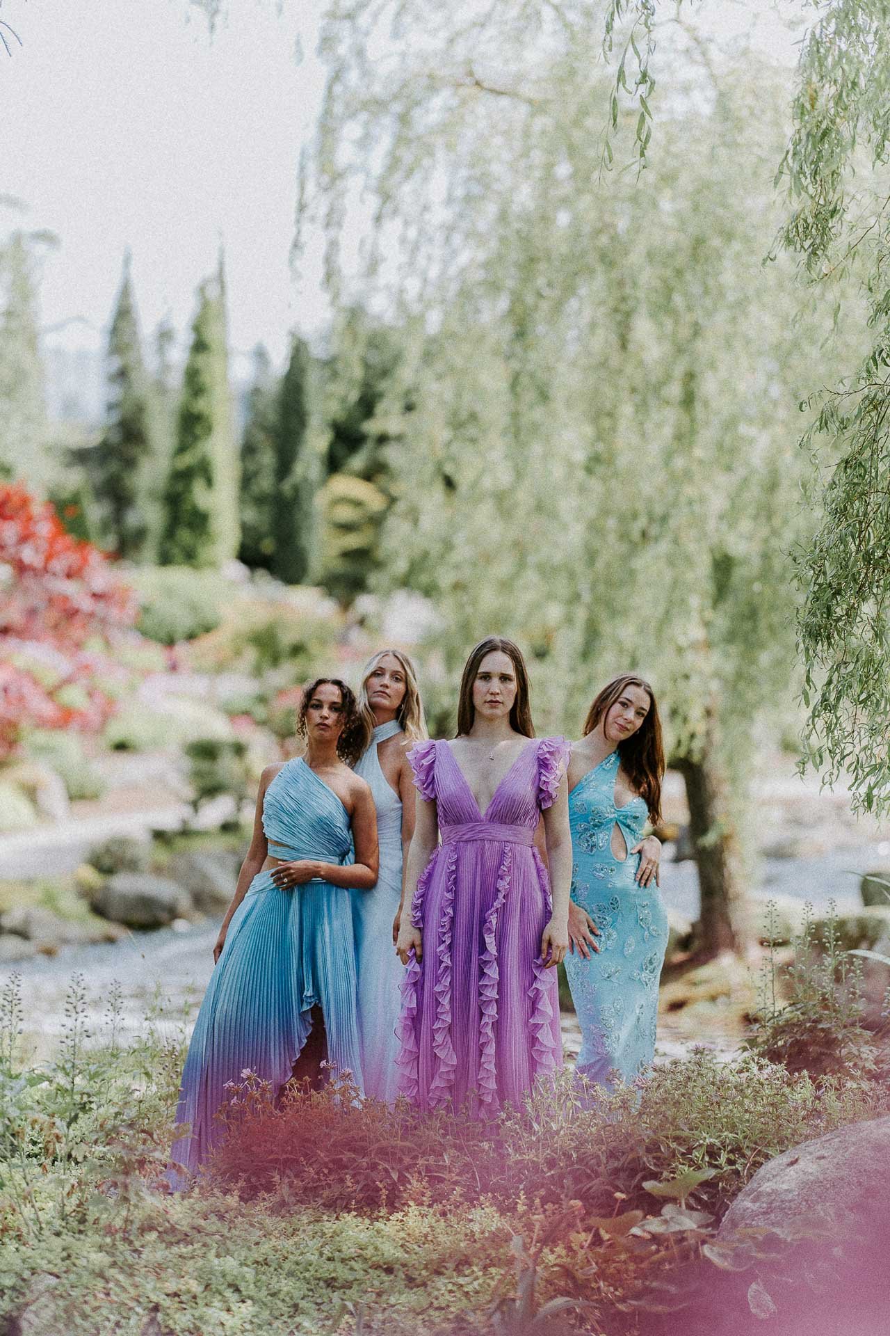 Bilder av modeller Anne Regine Ellingsæter, Vilde Vengnes, Camilla Waage og Ingrid Langdalen fra fotografering for Reli Fotograferingen foregikk på flor og fjære med natur og fargerike plagg