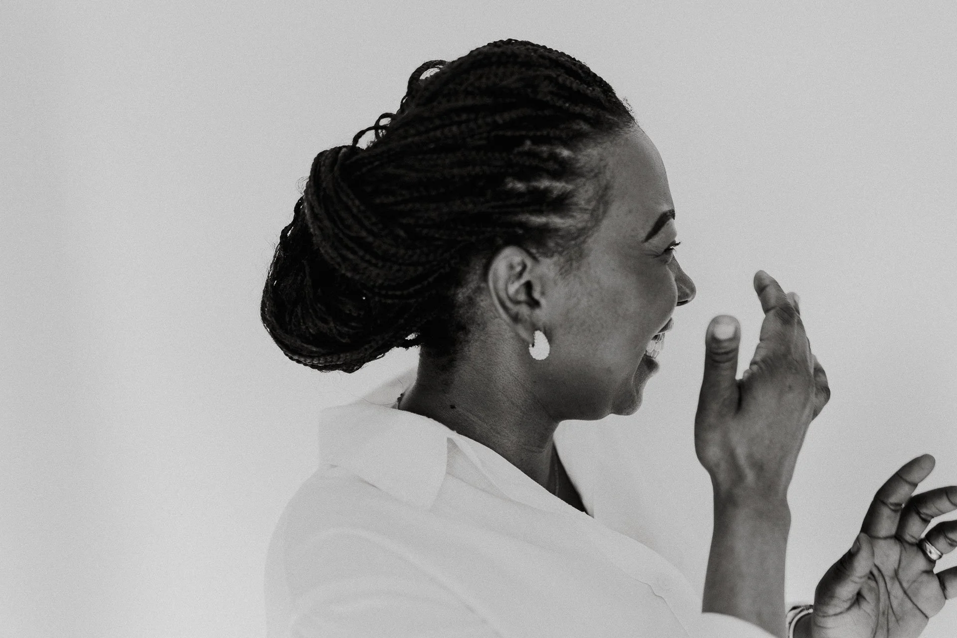 Bildene for Frænd som viser ansatte i arbeid, miljøet rundt dem og maten som serveres. naturlig lys