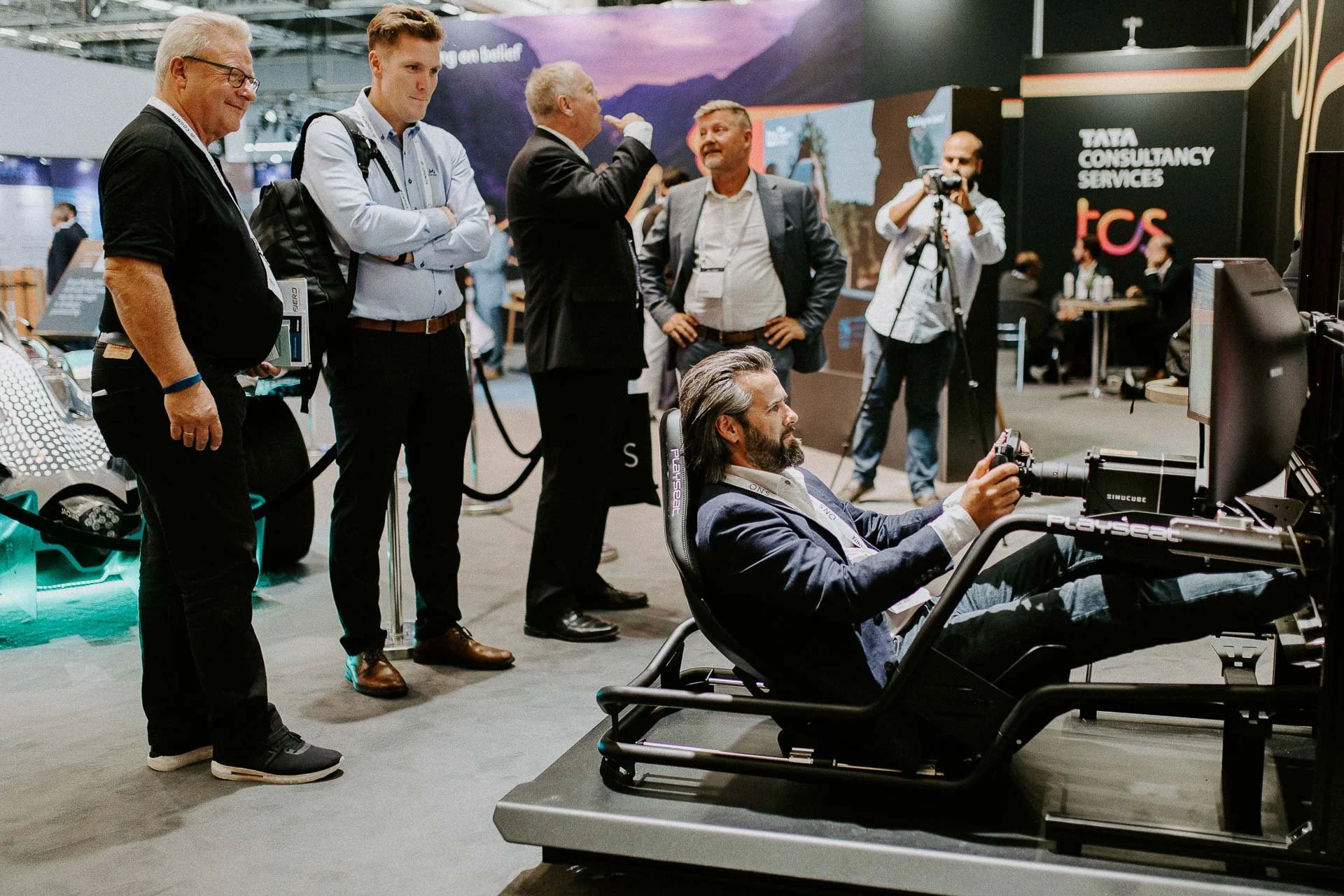 Men som diskuterer og tester diverse teknologiske løsninger en som står og tar bilde dokumentarfotografering for ONS, Offshore Northern Seas i Stavanger, stavanger forum