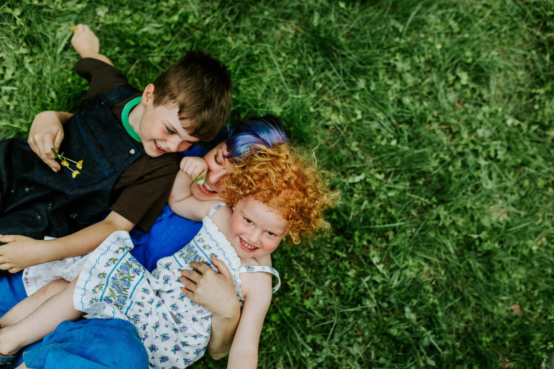 fargerikebilder av barn i lek til fæbrik sin bok fæbrik kids tatt utendørs på geitmyra matkultursenter. forfattere Jenny Skavlan, Ingrid Bergtun, Mari Norden og Ingrid Vik Lysne forlag Pullman publishing
