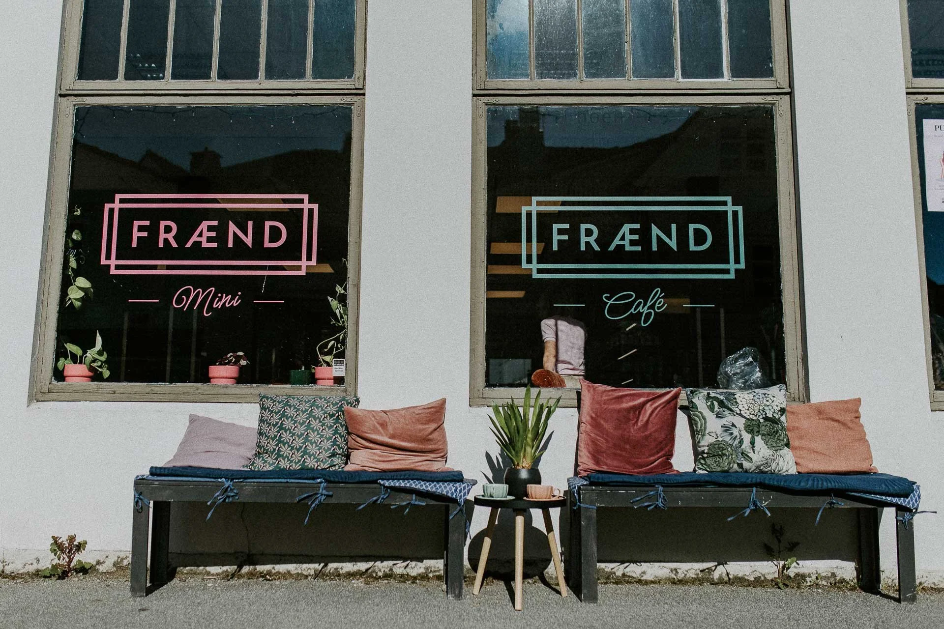 Bildene for Frænd som viser ansatte i arbeid, miljøet rundt dem og maten som serveres. naturlig lys