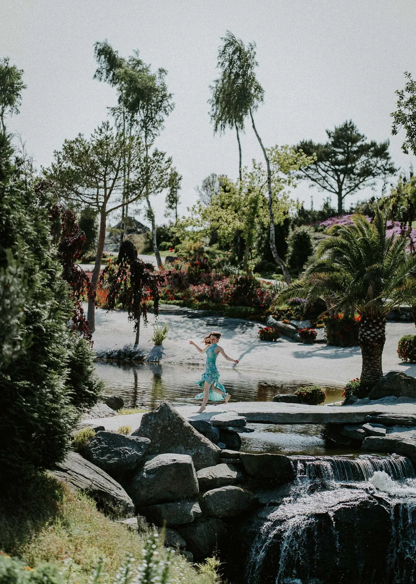 Bilder av modeller Anne Regine Ellingsæter, Vilde Vengnes, Camilla Waage og Ingrid Langdalen fra fotografering for Reli Fotograferingen foregikk på flor og fjære med natur og fargerike plagg