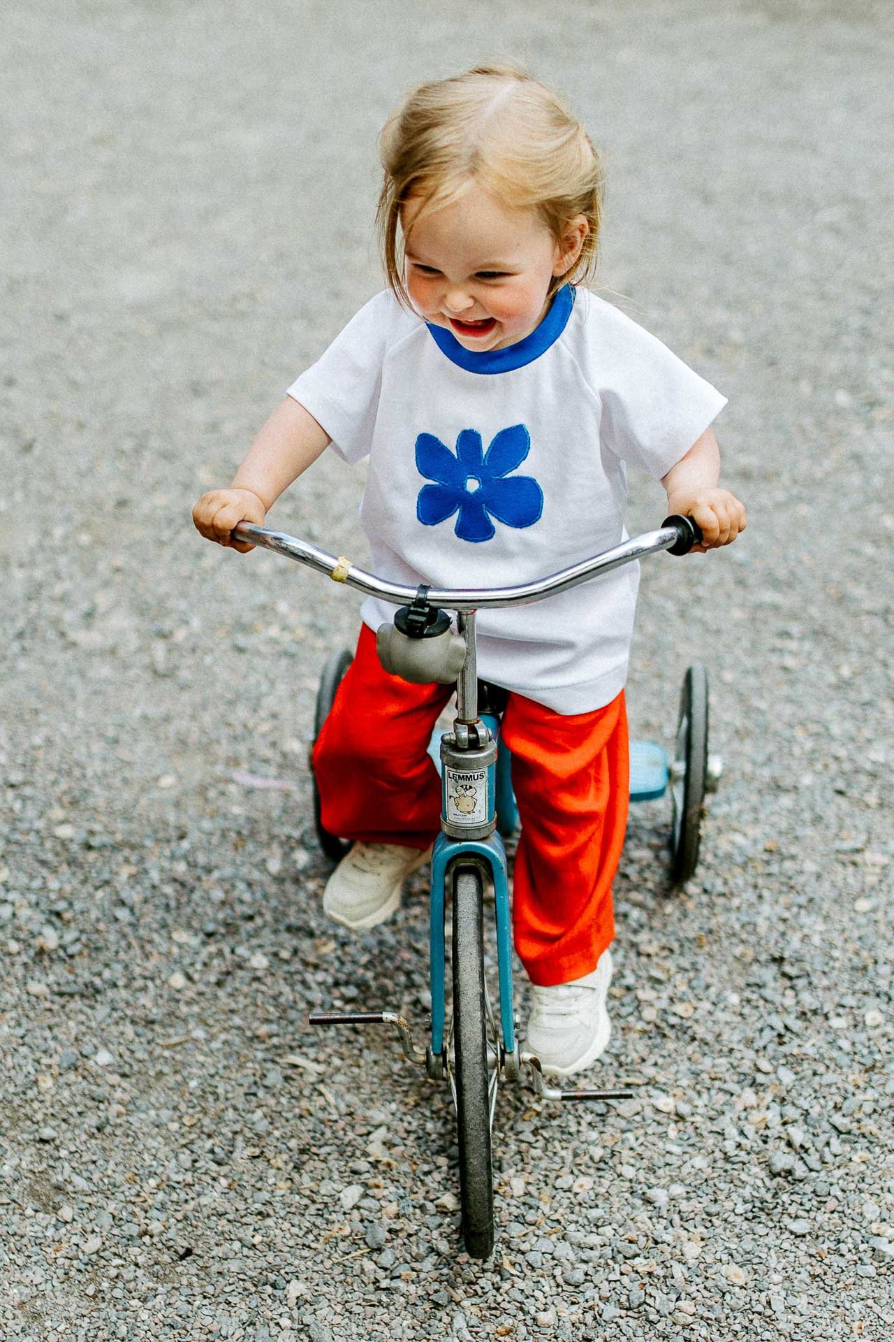 fargerikebilder av barn i lek til fæbrik sin bok fæbrik kids tatt utendørs på geitmyra matkultursenter. forfattere Jenny Skavlan, Ingrid Bergtun, Mari Norden og Ingrid Vik Lysne forlag Pullman publishing