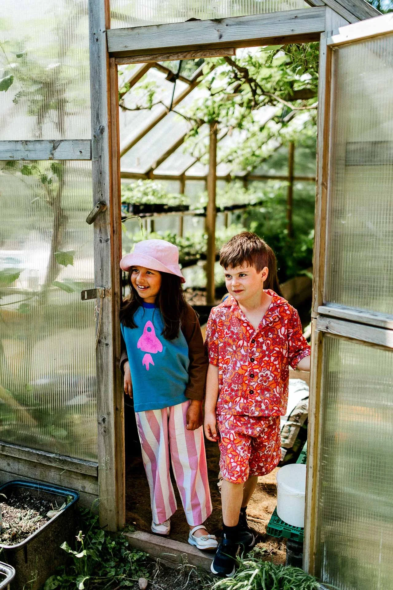 fargerikebilder av barn i lek til fæbrik sin bok fæbrik kids tatt utendørs på geitmyra matkultursenter. forfattere Jenny Skavlan, Ingrid Bergtun, Mari Norden og Ingrid Vik Lysne forlag Pullman publishing