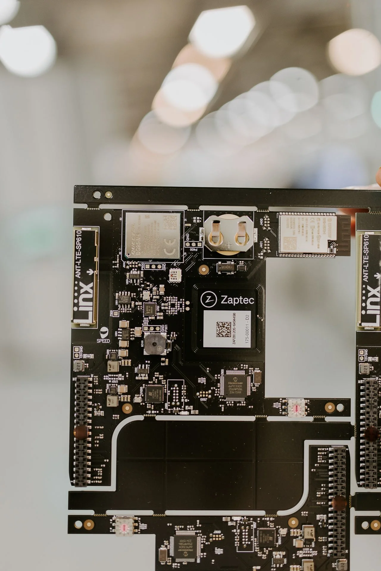 Detaljbilde fotografering for zaptec til kampanjebruk og presse naturlig lys verksted westcontrol